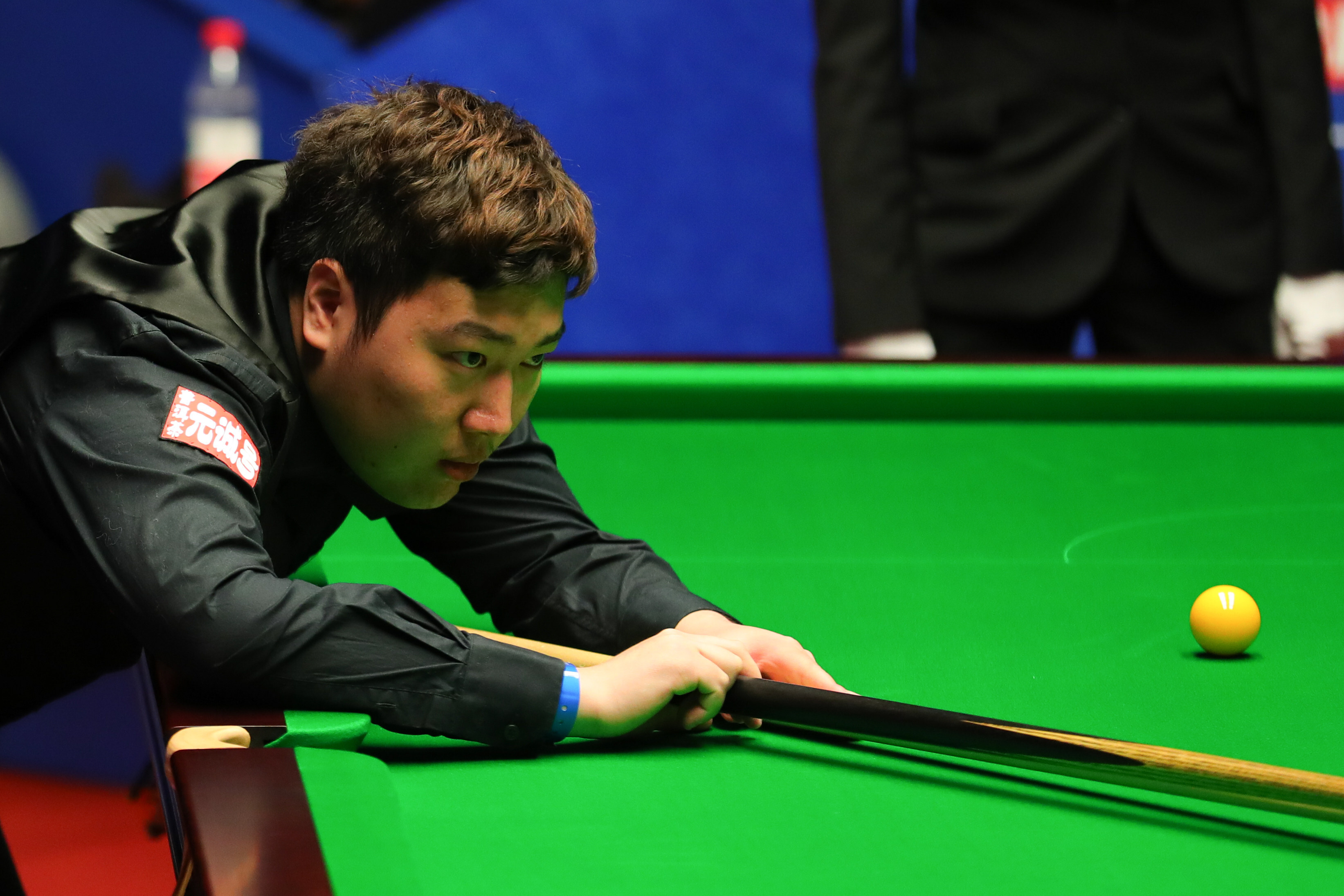 China’s Yan Bingtao is hanging in against an impressive Shaun Murphy at theWorld Championships in Sheffield. Photo: Xinhua