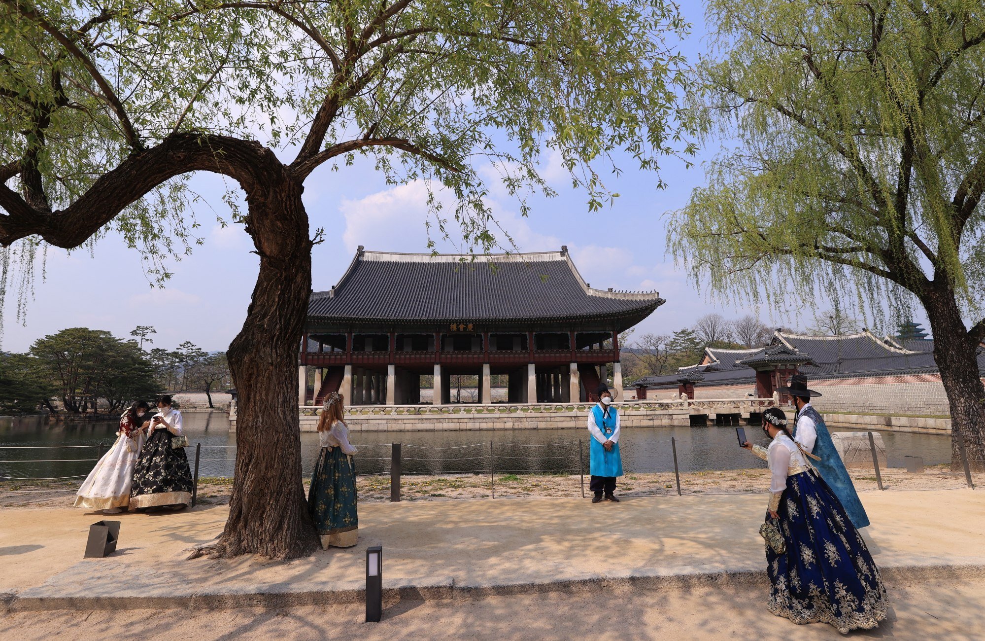 South Koreans in traditional hanbok attire visit Gyeongbok Palace in central Seoul. Photo: EPA-EFE