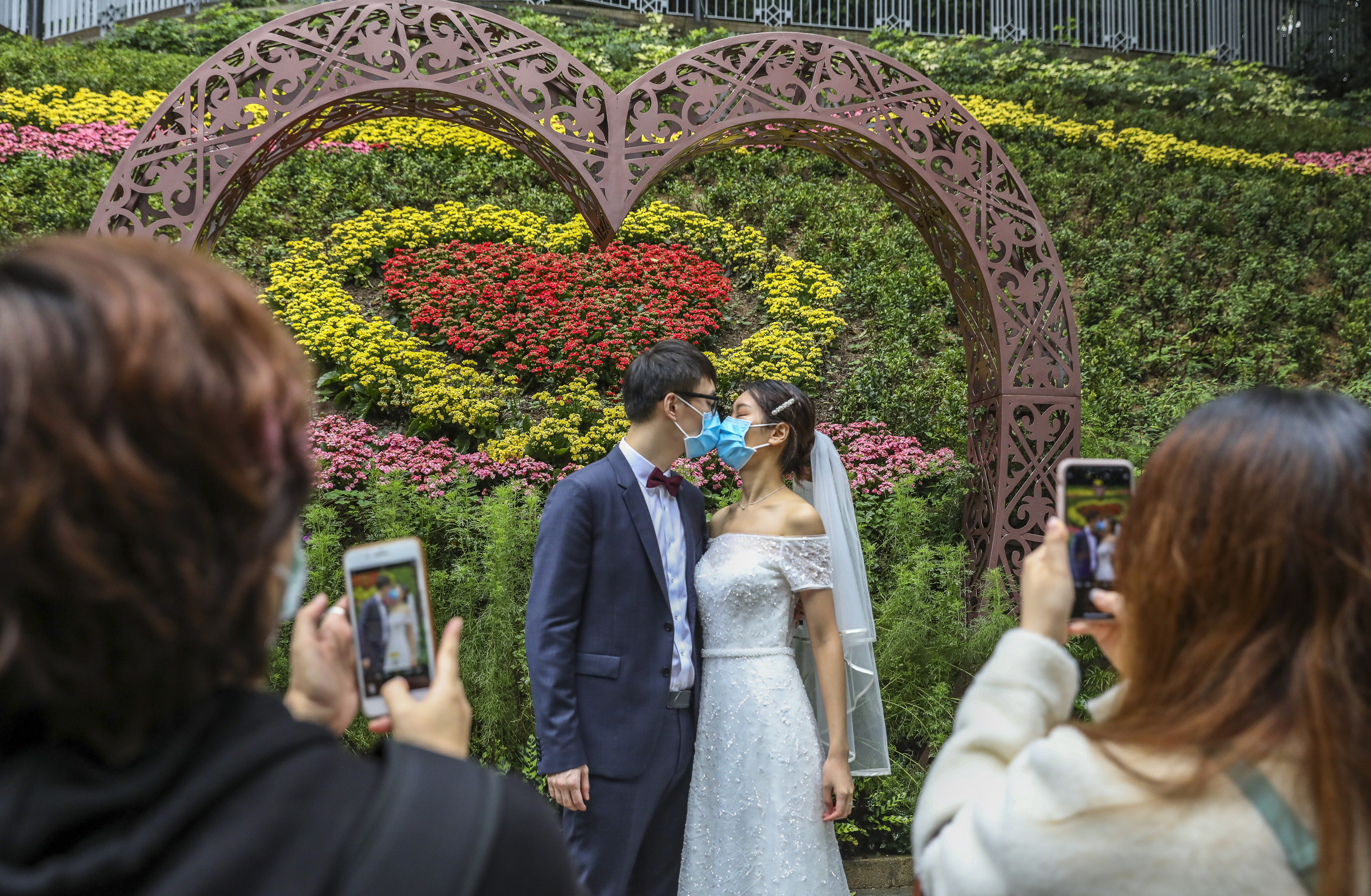 A couple kisses outside the Cotton Tree Drive Marriage Registry last year. Photo: Nora Tam