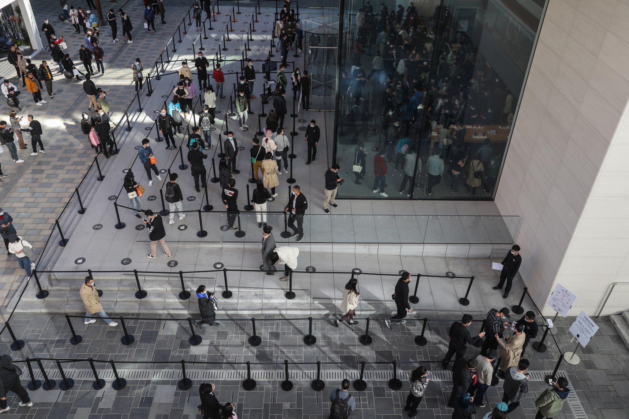 People line up to enter an Apple flagship store as sales begin for the new iPhone 12 and iPhone 12 Pro in Beijing, China, on October 23, 2020. Photo: EPA-EFE
