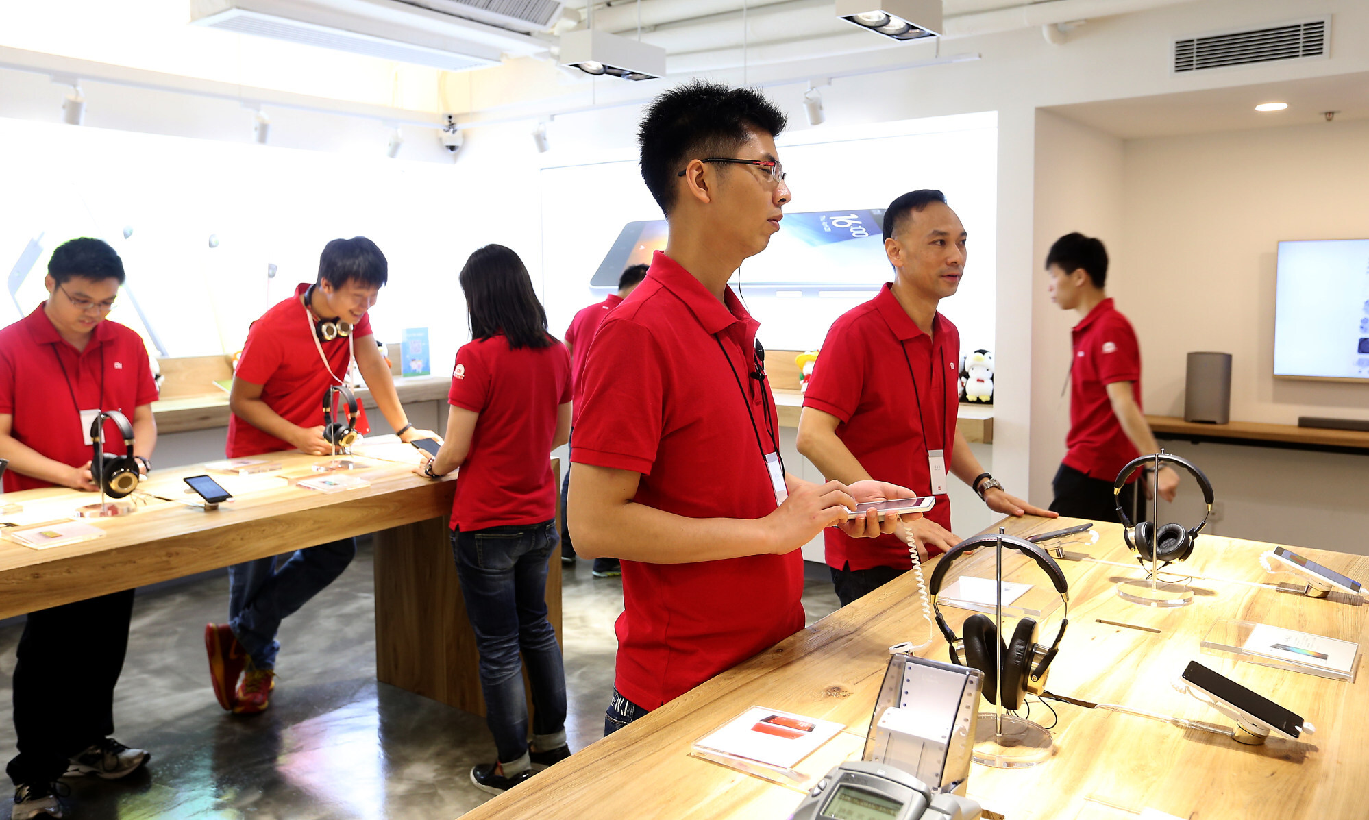 Like many other electronics brands, Xiaomi adopted an Apple Store aesthetic for its physical locations. Photo: K. Y. Cheng