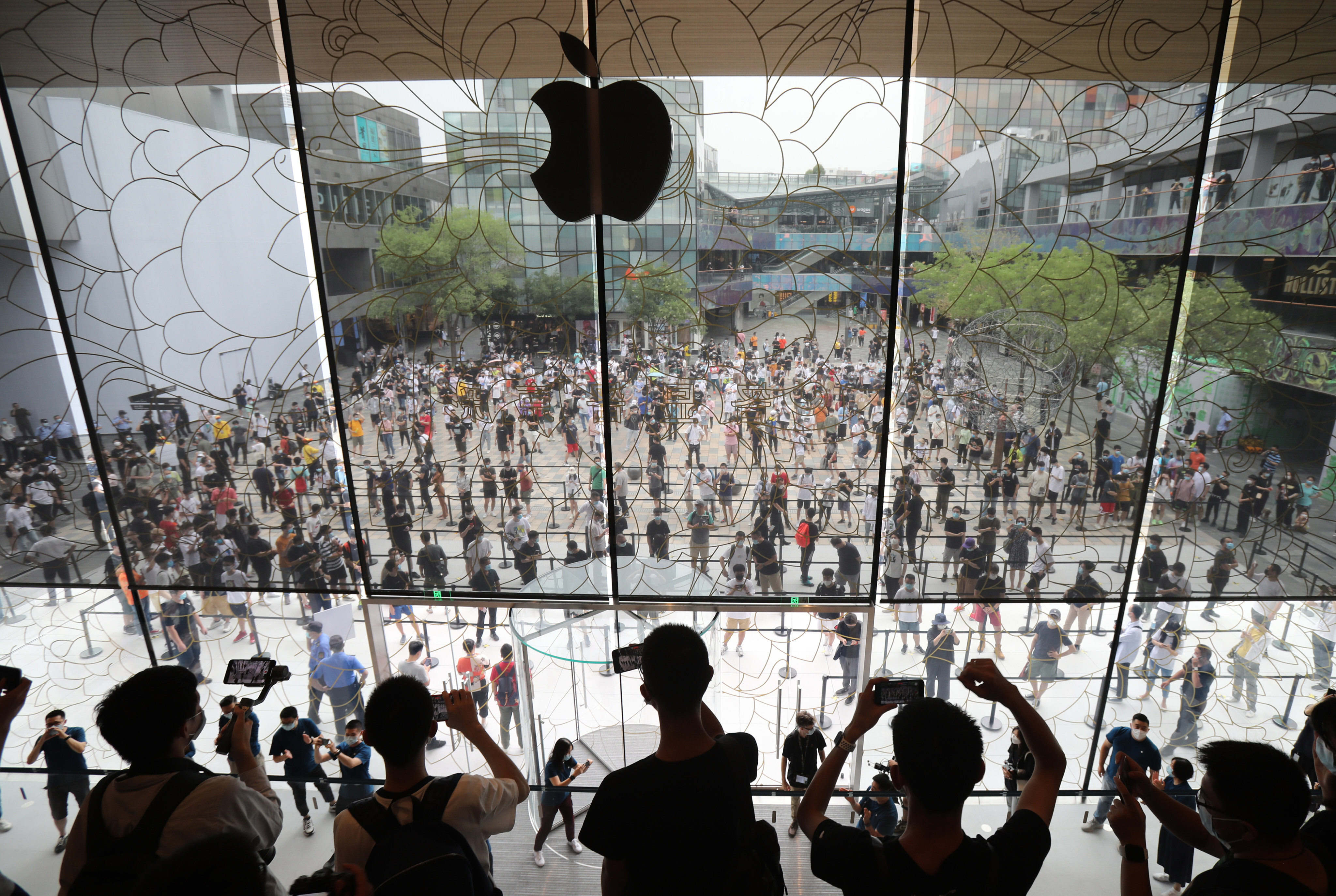 Apple fans line up to visit a new flagship store at Sanlitun in Beijing, China, on July 17, 2020. Photo: Simon Song