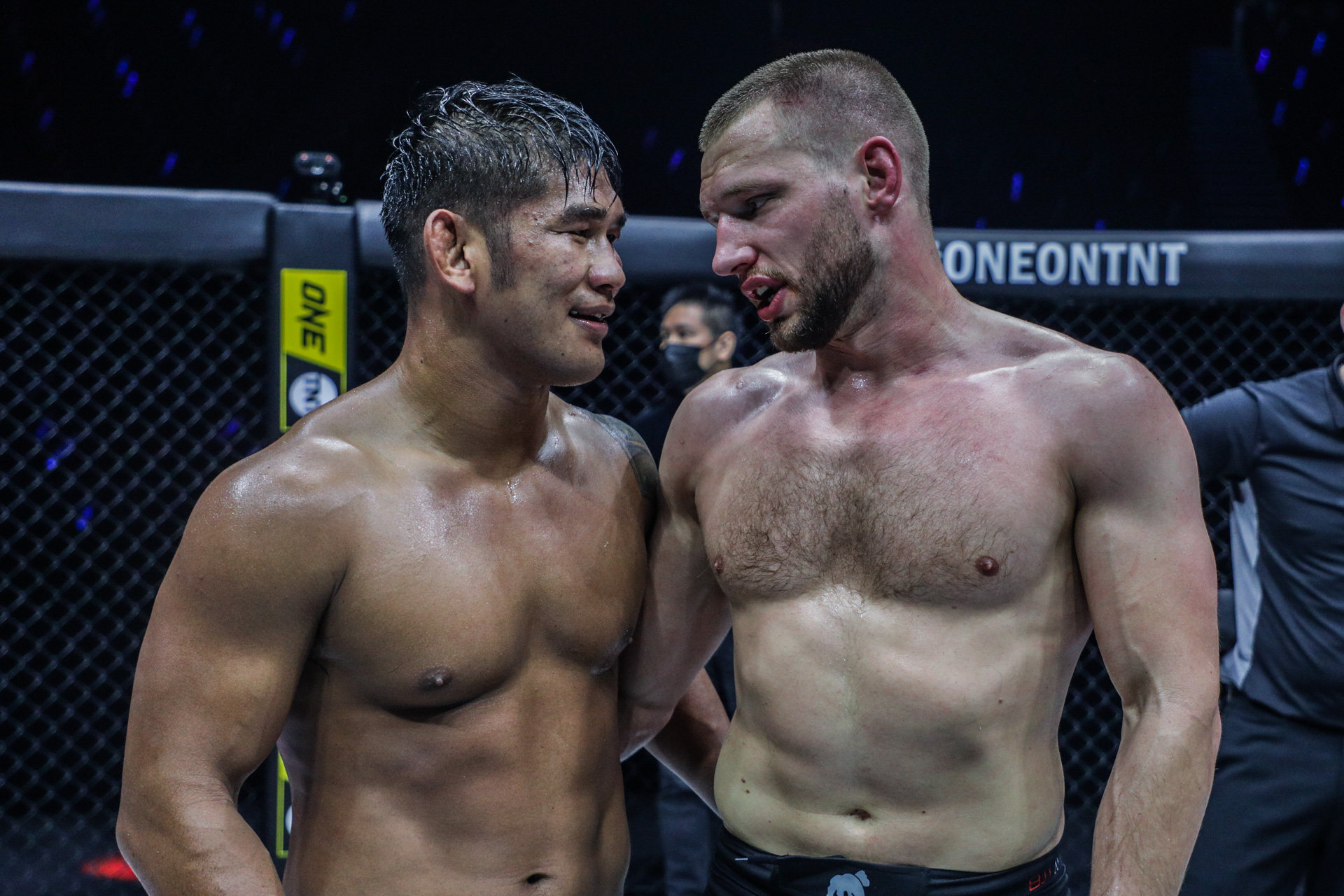 Aung La N Sang speaks with Reinier De Ridder after their ONE on TNT 4 main event. Photos: ONE Championship