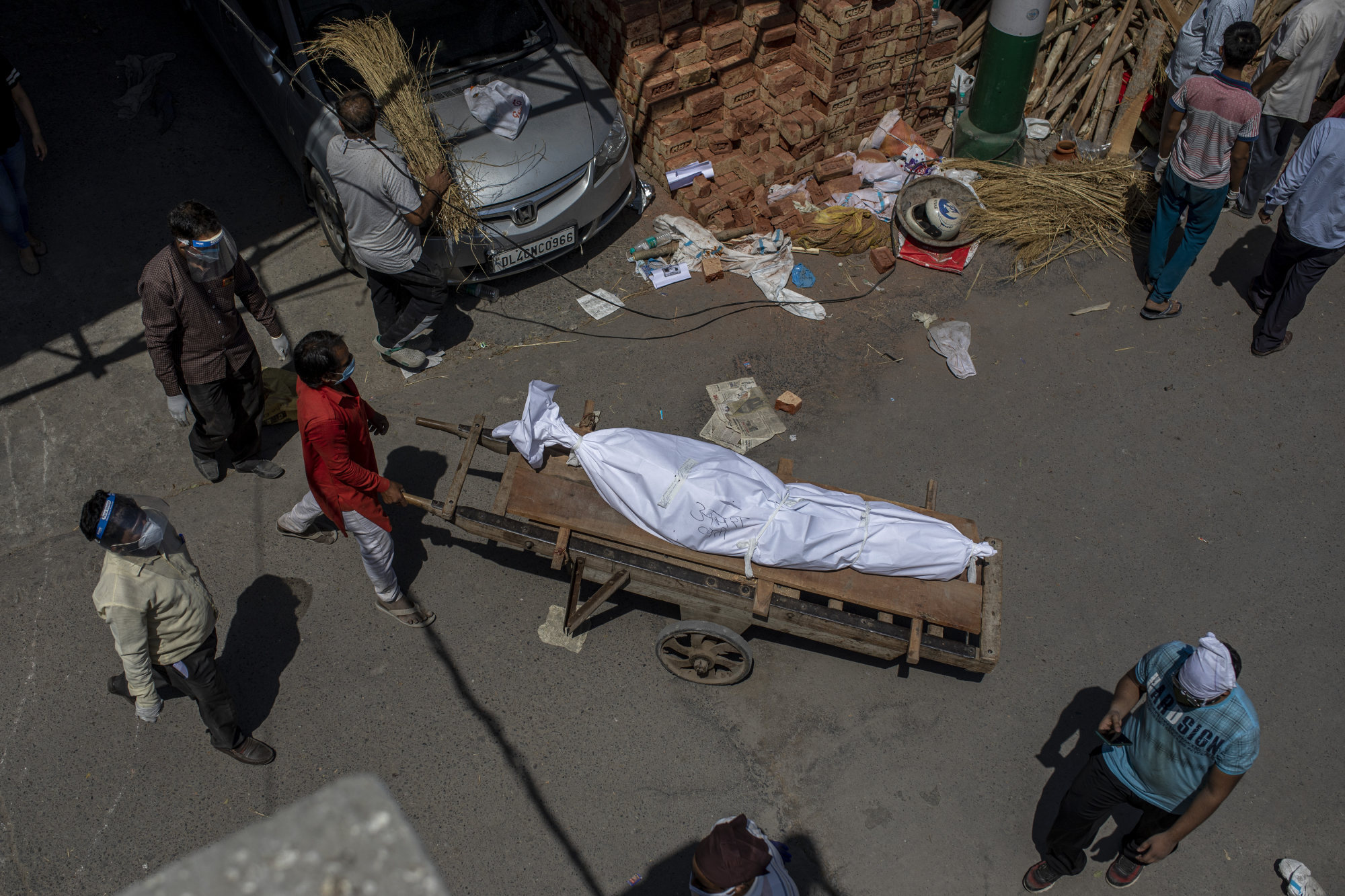 A man transports a Covid-19 victim’s body on a handcart to a crematorium in New Delhi. Photo: AP