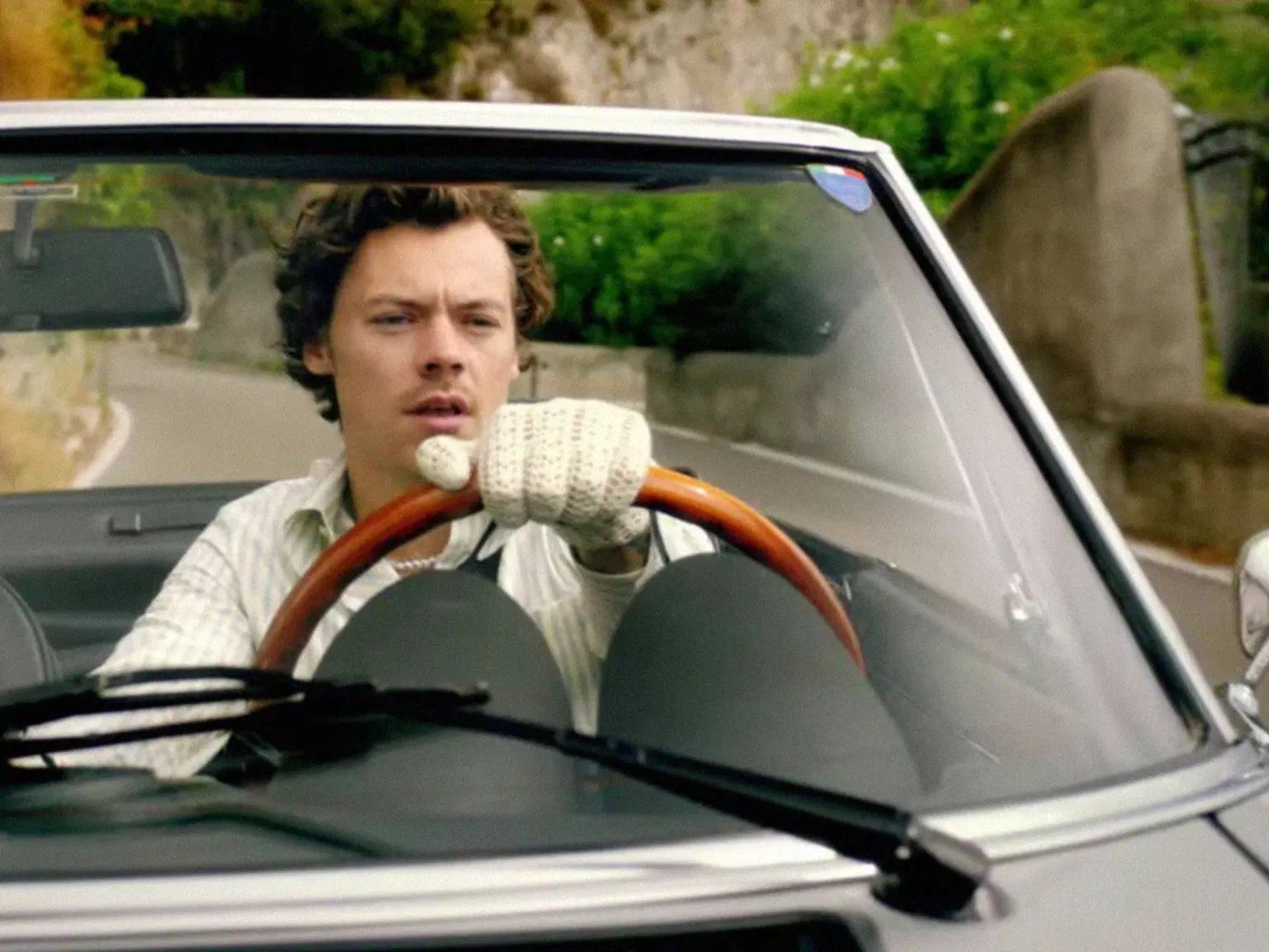 Harry Styles is an ardent fan of classic vintage cars and distinctive design lines. Photo: @VibeTickets/Twitter