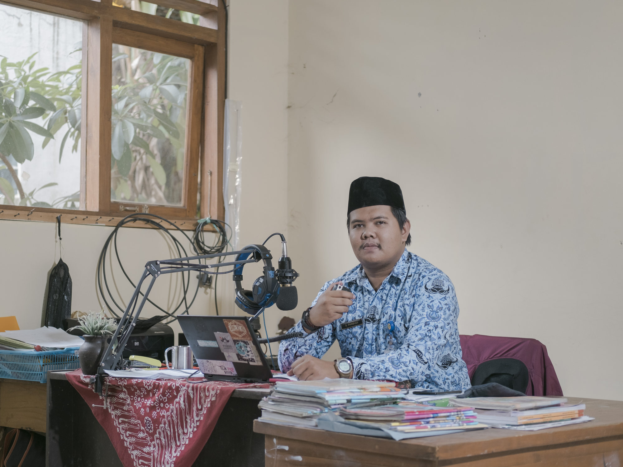 Sigit Pambudi, a teacher at SD Negeri Mojo Elementary School: “Apart from being a teacher, I am also an active member of the Amateur Radio Organisation of Indonesia. Friends from the organisation lent me a walkie-talkie that my students can use for distance learning.” Photo: Agoes Rudianto