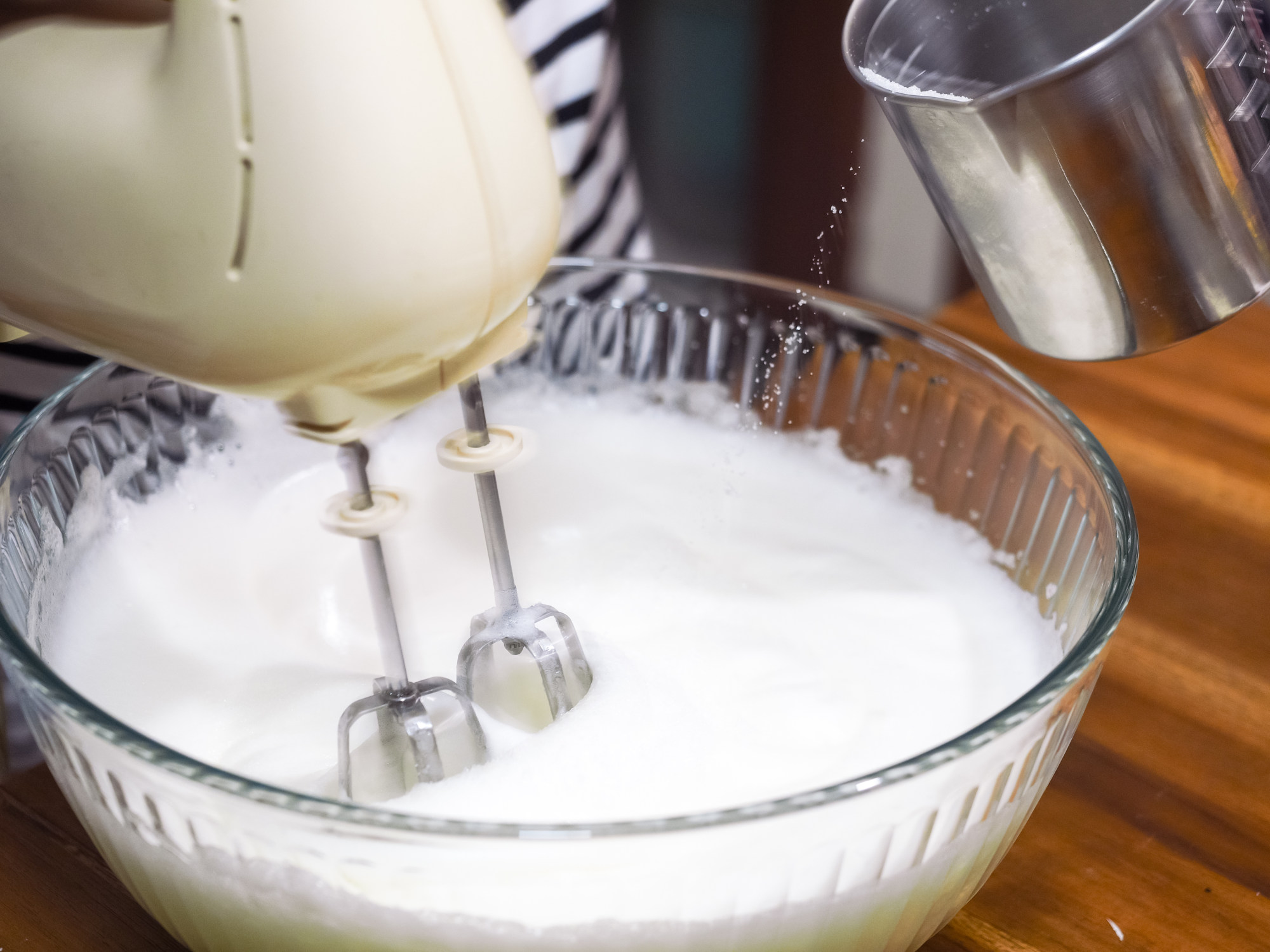 Whip the egg whites. Photo: Shutterstock