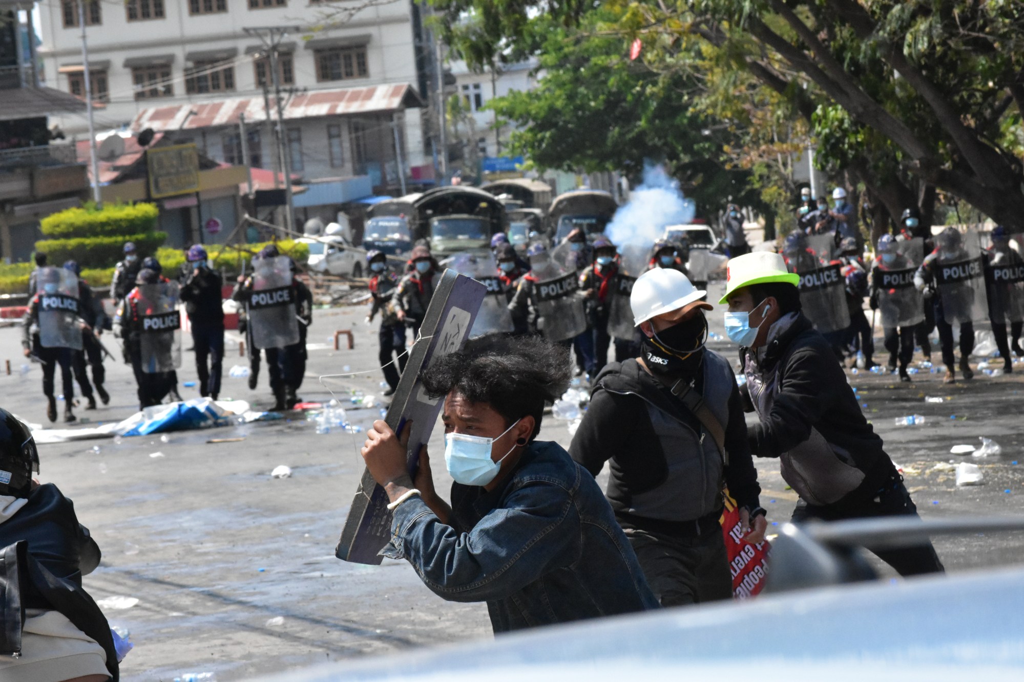 Police crack down on the protesters in Taunggyi. Photo: Robert Bociaga
