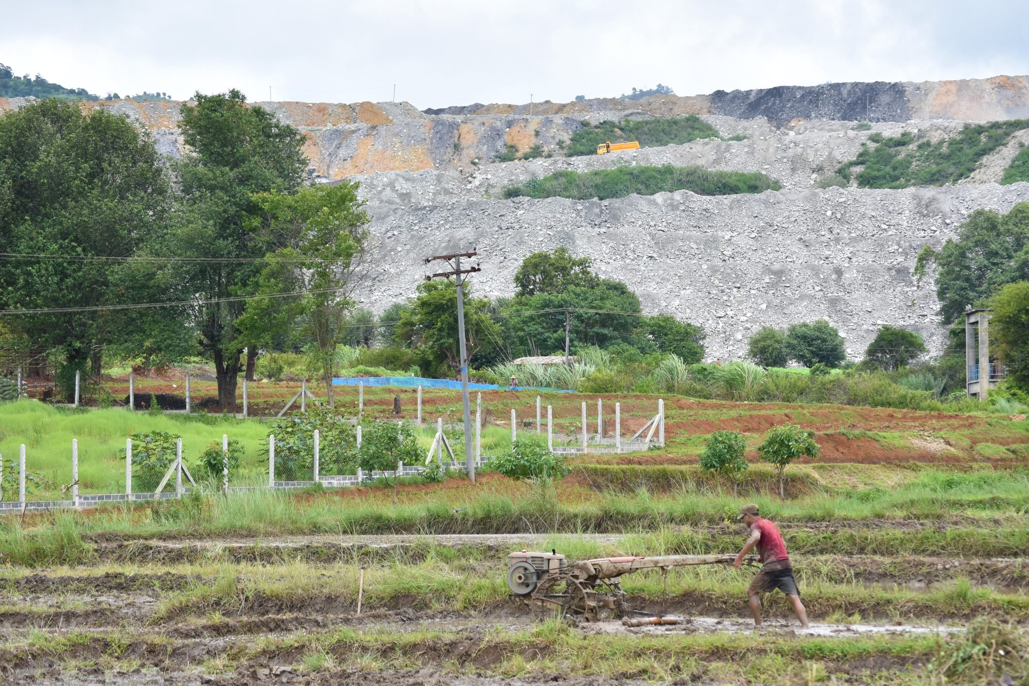 A farmer works in a field near a coal mining site in Tigyit. Photo: Robert Bociaga