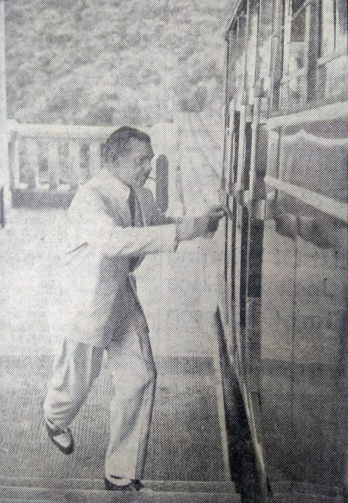 American screen legend Clark Gable boards a Peak Tram at the Barker Road stop during the filming of Soldier of Fortune in November 1954. Photo: SCMP