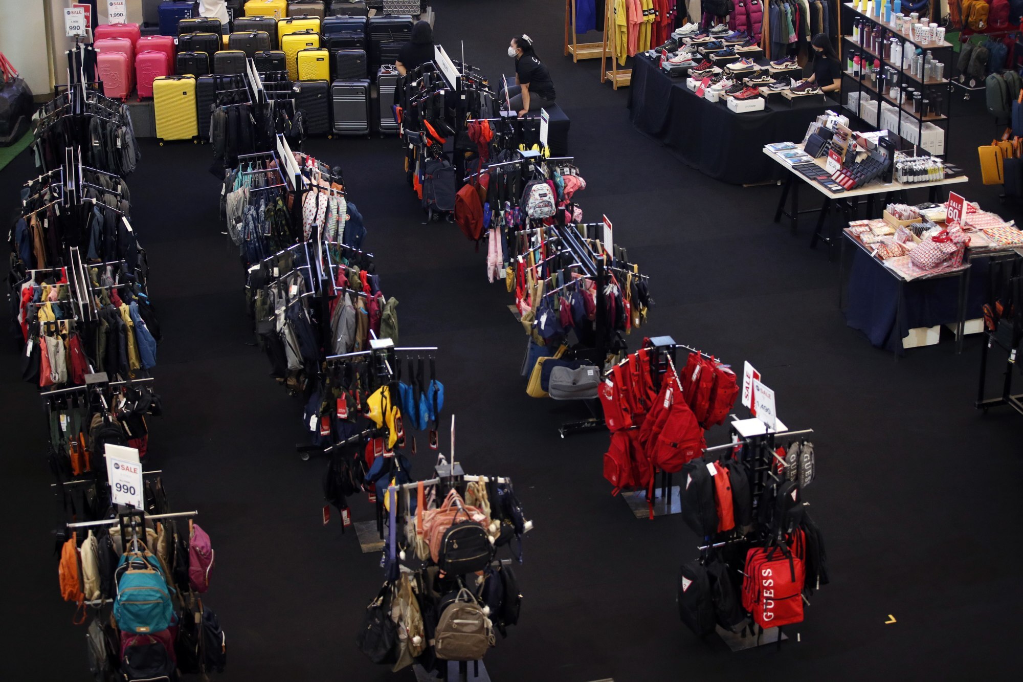 Salespeople wait for customers at a deserted mall in Bangkok, Thailand, on June 7. Photo: EPA