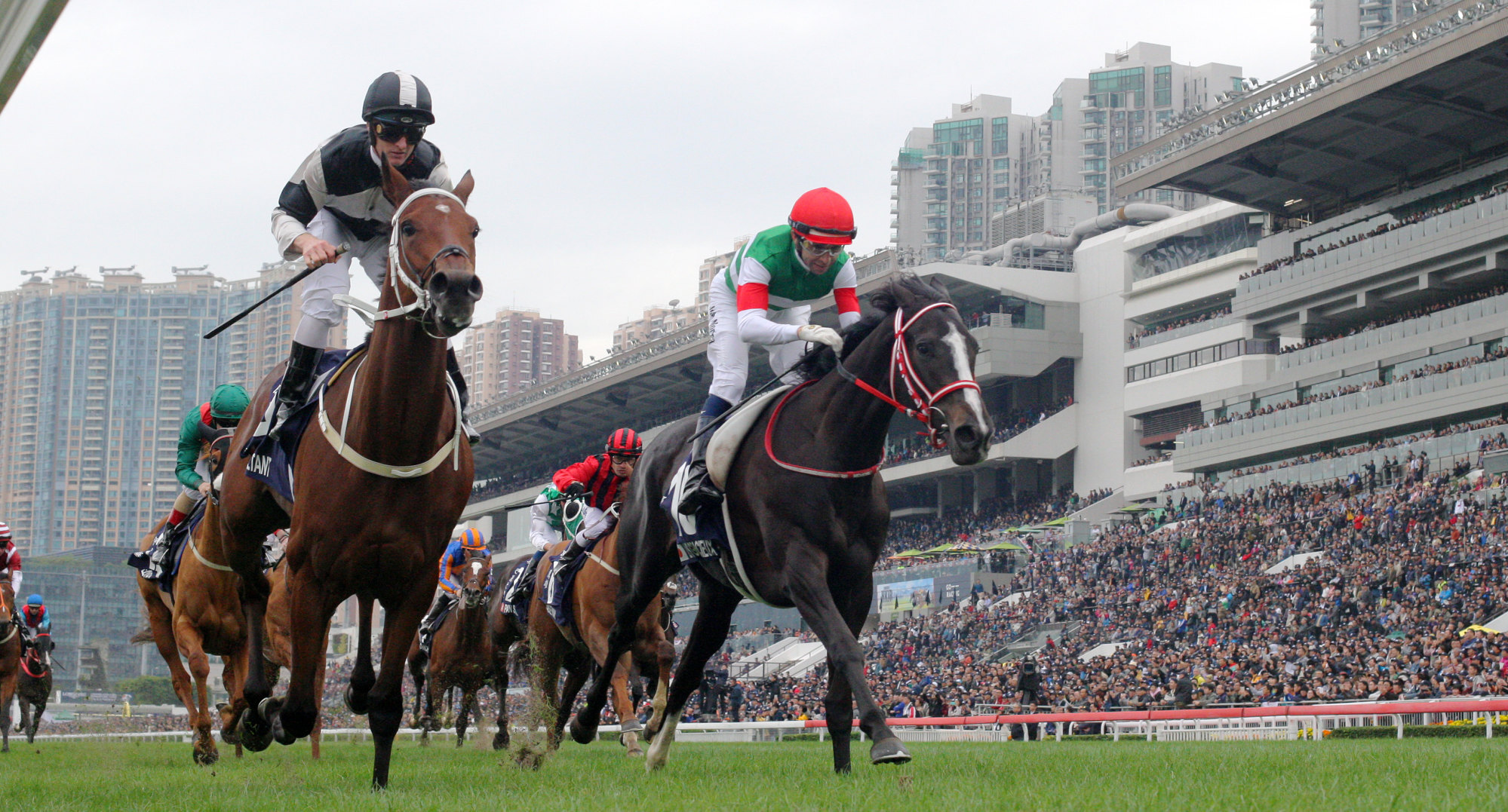 Exultant (left) defeats Lys Gracieux to win the 2018 Hong Kong Vase.