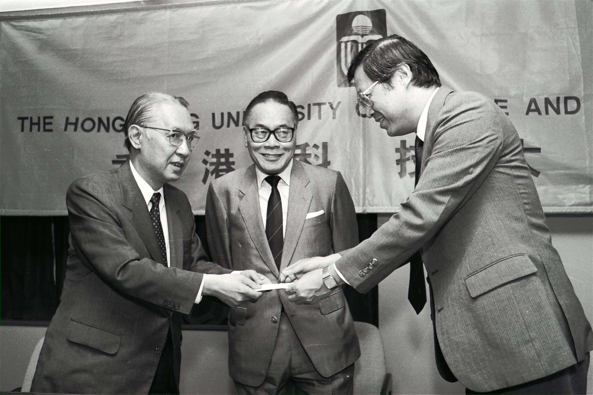 Woo Chia-wei (right), Vice-Chancellor of the Hong Kong University of Science and Technology, receives a donation from Leung Jhi-hung (left), the founder of the Star Industrial Group, in 1991. Looking on is Sir Sze-yuen Chung, chairman of the council of the University. Photo: SCMP