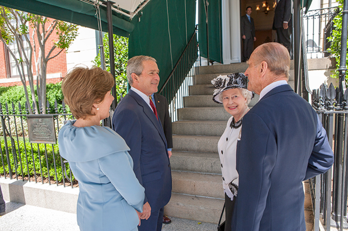 President George Bush escorts Queen Elizabeth to Blair House following the White House Arrival Ceremony. Photo: George W. Bush Library