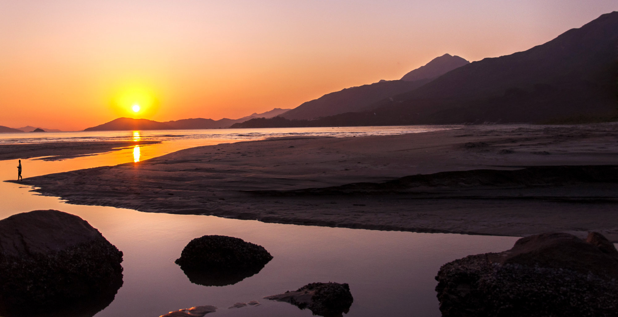 Sunset in Pui O. Photo: Tim Pile
