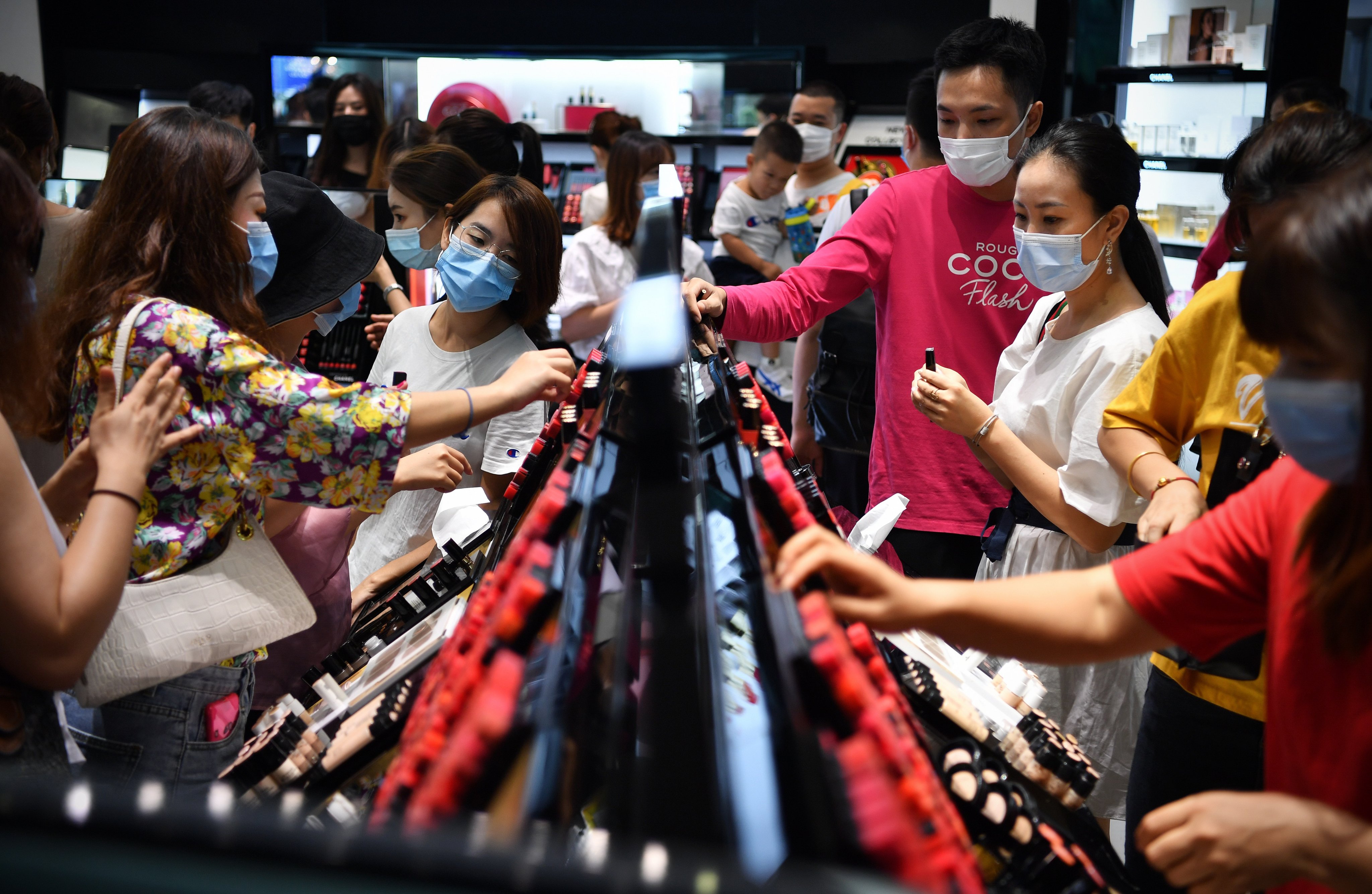 People shop at a duty-free shopping mall in Sanya, in China’s Hainan province, in October 2020. Foreign companies have been keen to tap China’s consumer market, but geopolitical tensions have complicated the picture. Photo: Xinhua