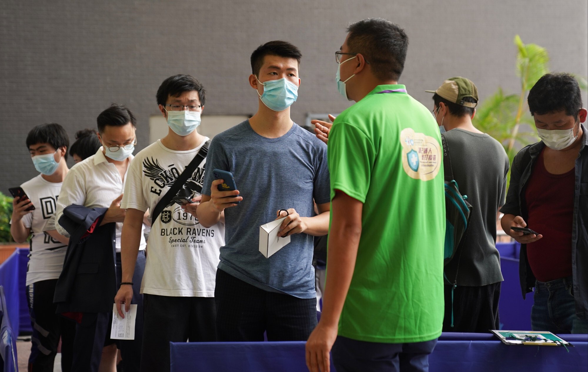 People queue up to get vaccinated at Sun Yat Sen Memorial Park Sports Centre in Sai Ying Pun on Wednesday. Photo: Sam Tsang People queue up to get vaccinated at Sun Yat Sen Memorial Park Sports Centre in Sai Ying Pun on Wednesday. Photo: Sam Tsang