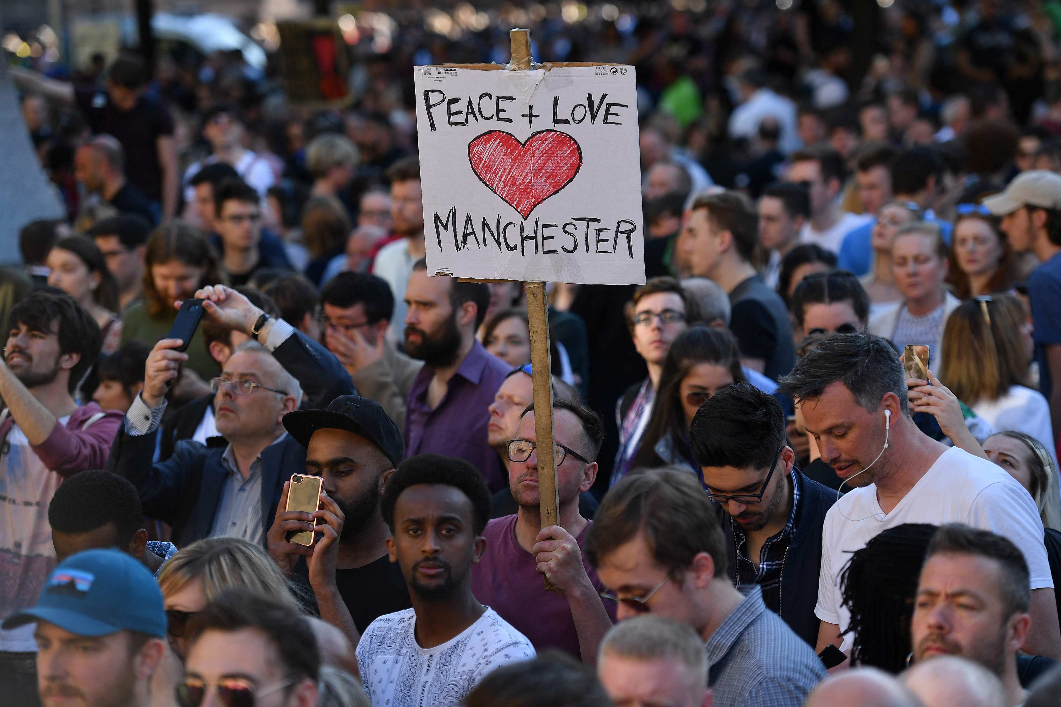 People attend a vigil in Albert Square in Manchester, England on May 23, 2017, in support of those killed and injured in the May 22 terror attack at the Ariana Grande concert at the Manchester Arena. Photo: AFP