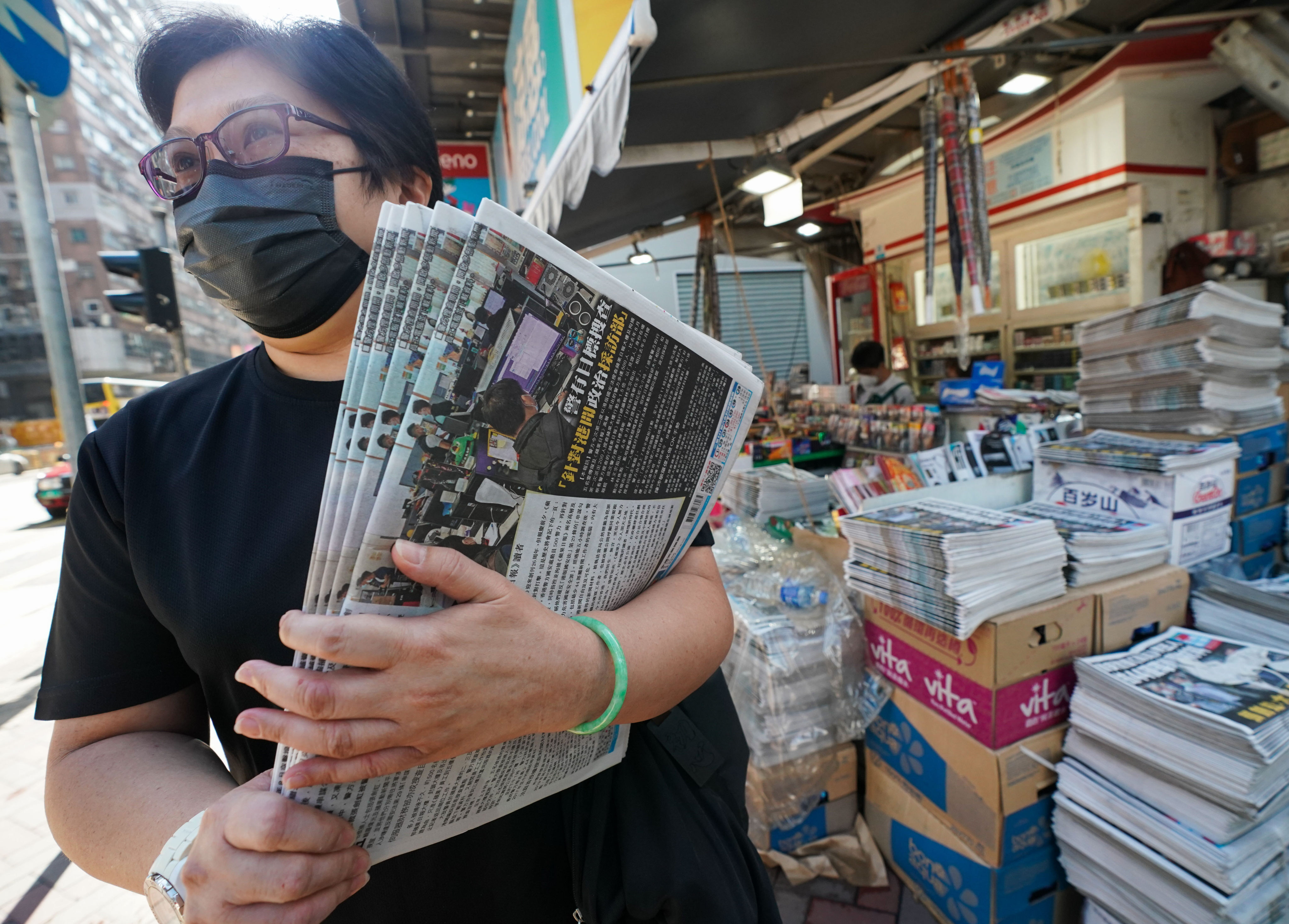 Customers snap up multiple copies of Friday’s Apple Daily on the morning after five of its senior executives were arrested. Photo: Felix Wong