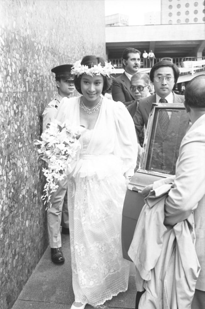 Former Miss Hong Kong Loletta Chu Ling-ling arrives at City Hall for her wedding with Timothy Fok Tsun-ting in September 1978. Photo: SCMP