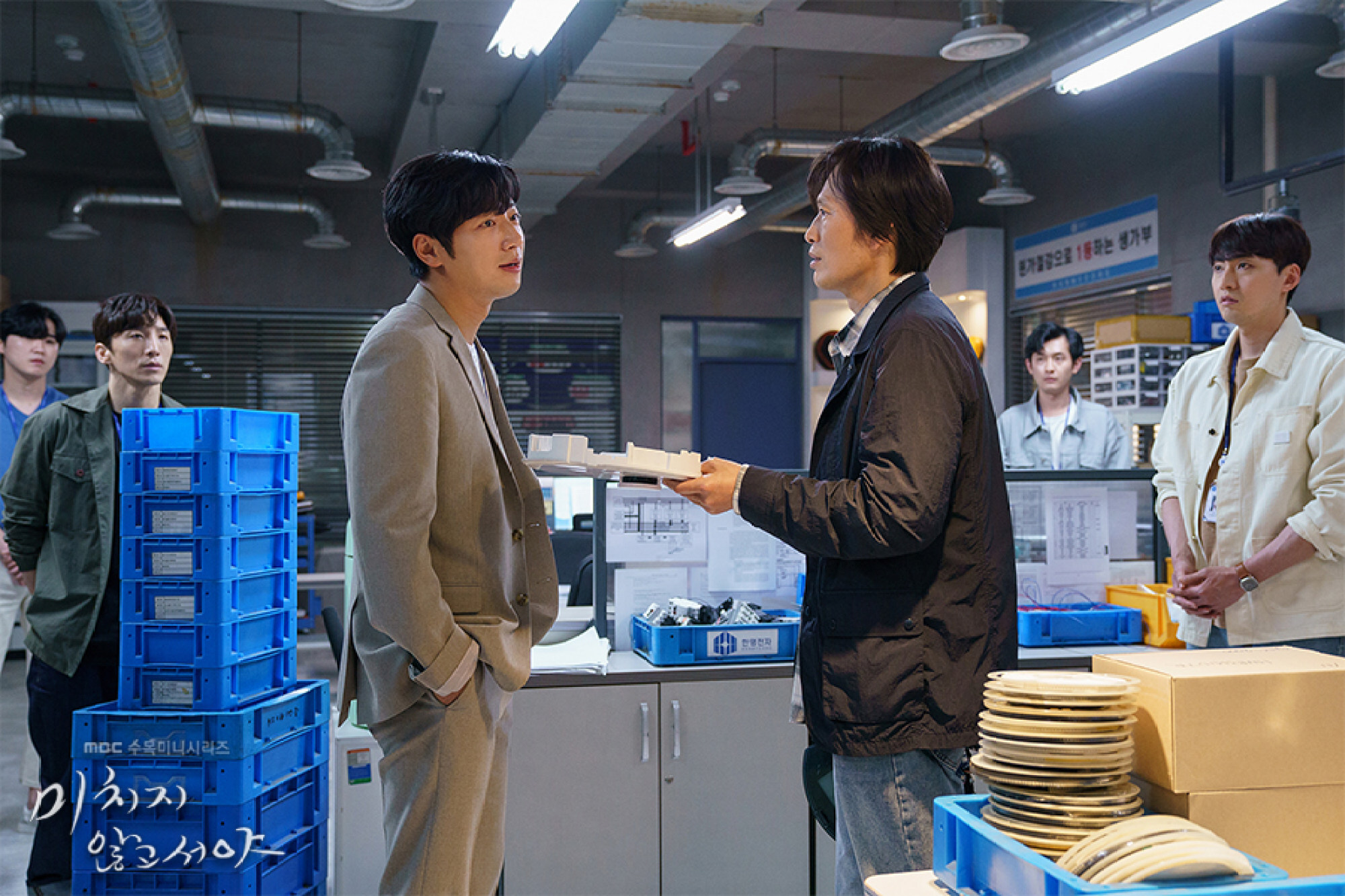 Lee Sang-yeob (left) and Jung Jae-young in a still from On the Verge of Insanity.