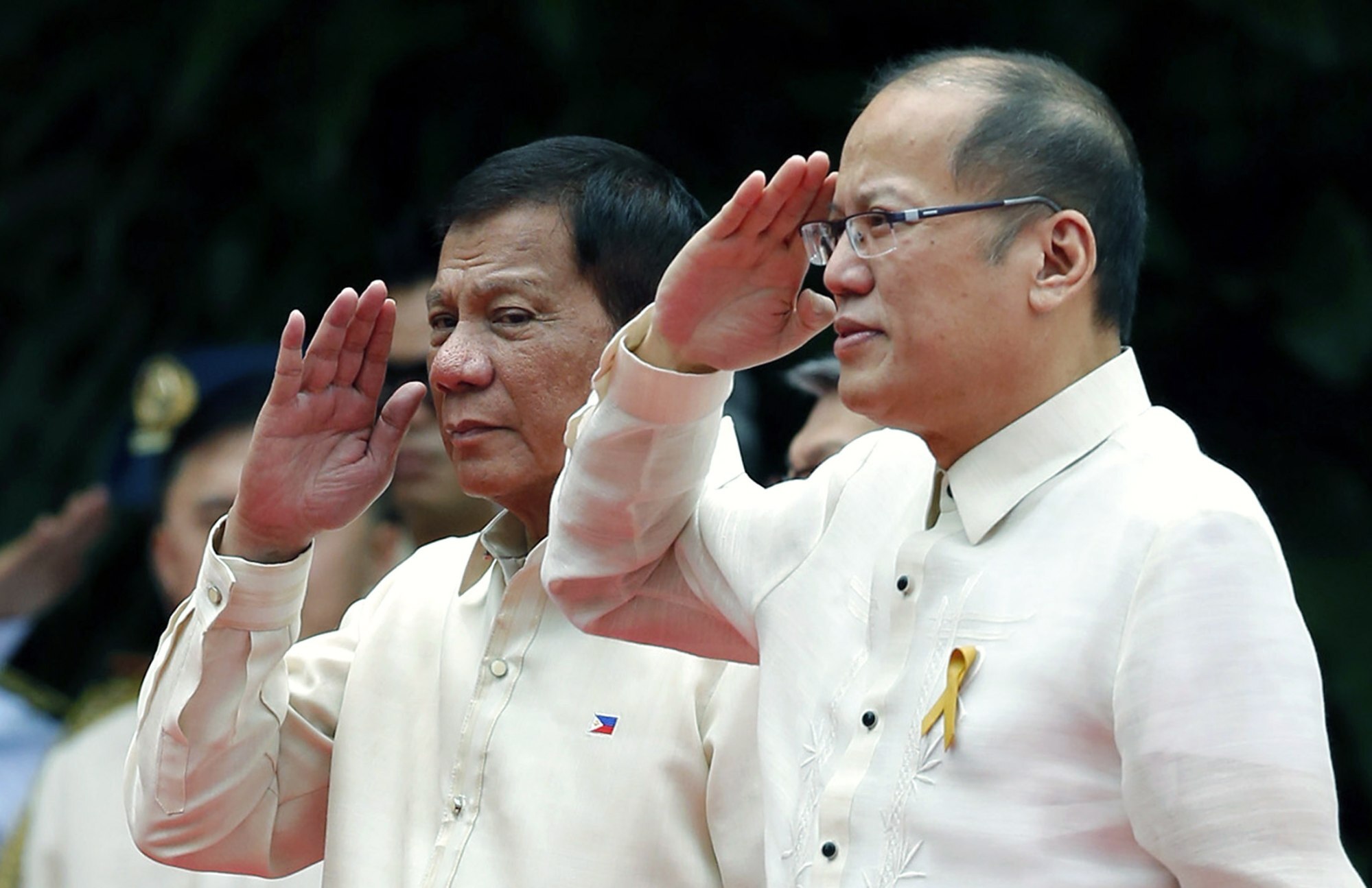 Incoming Filipino President Rodrigo Duterte (left) and the late Benigno Aquino III, the outgoing president, salute during the former’s inauguration in 2016. Photo: EPA