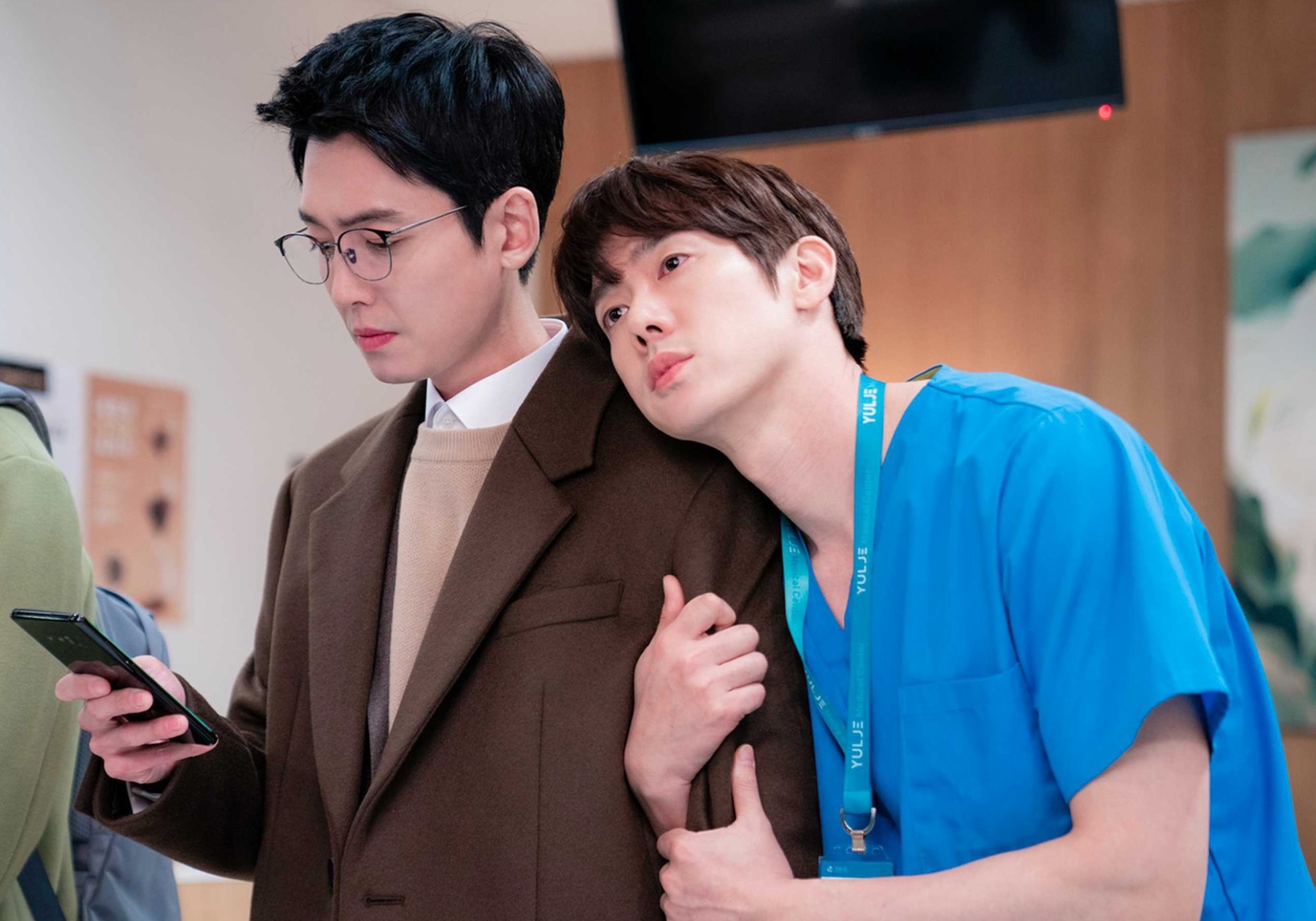 Jung Kyung-ho (left) and Yoo Yeon-seok in season two of Hospital Playlist.