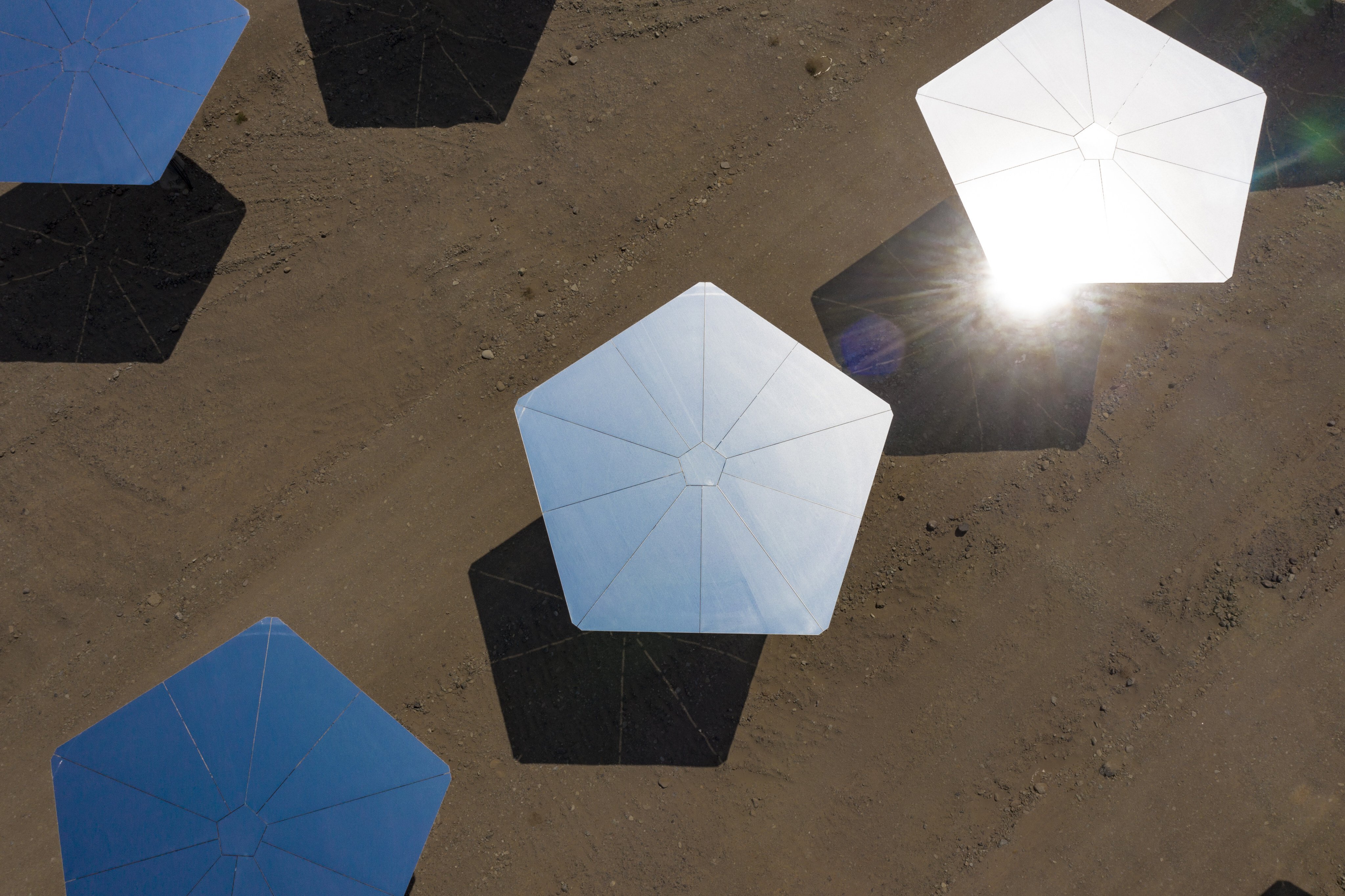 An aerial view of heliostats at a solar power plant operated by the China Energy Engineering Group Planning and Engineering Company, on June 16 in Hami, Xinjiang. Photo: Getty Images
