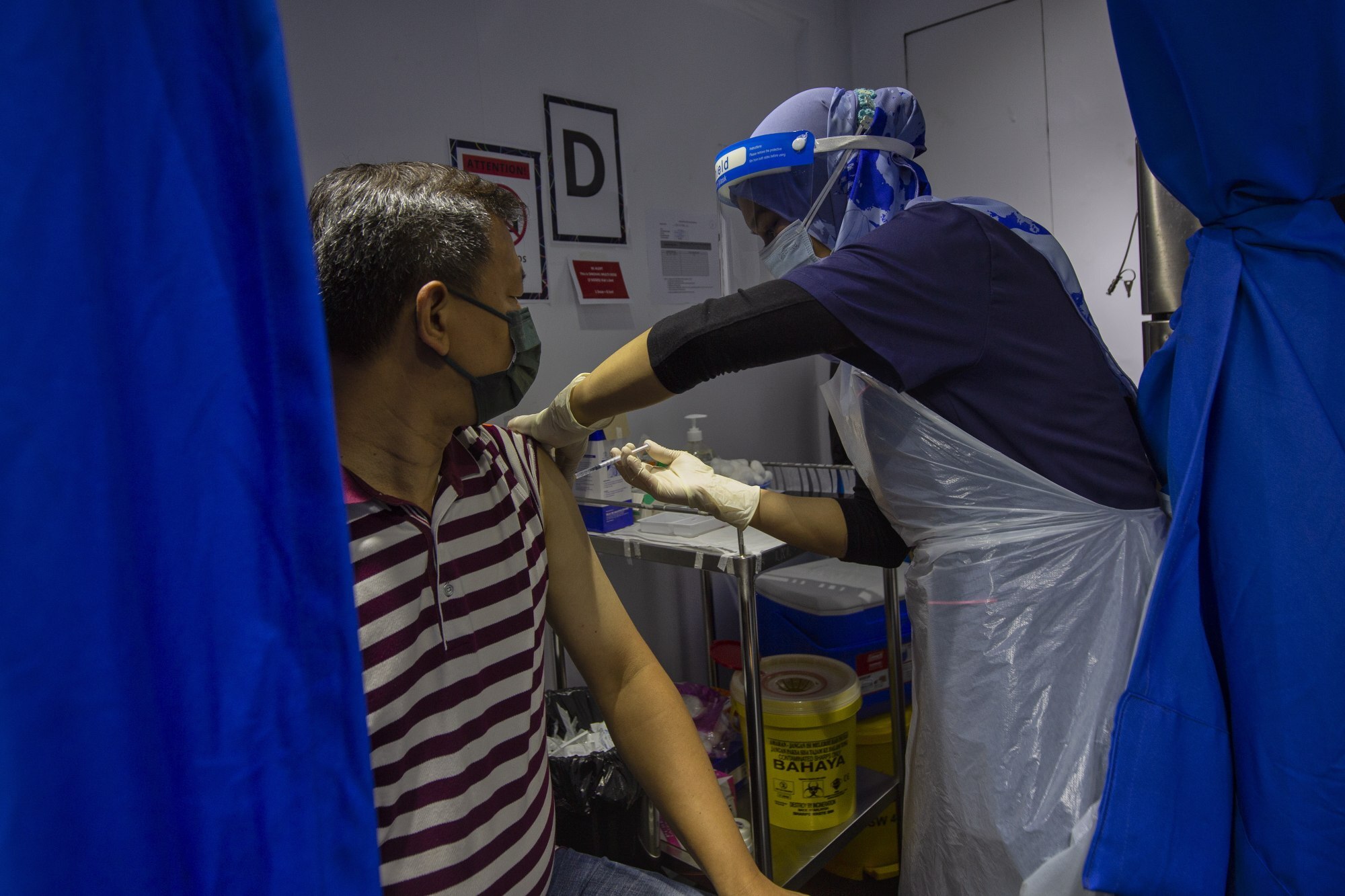 A man receives a Covid-19 vaccine dose in Kuala Lumpur, Malaysia. Photo: EPA-EFE