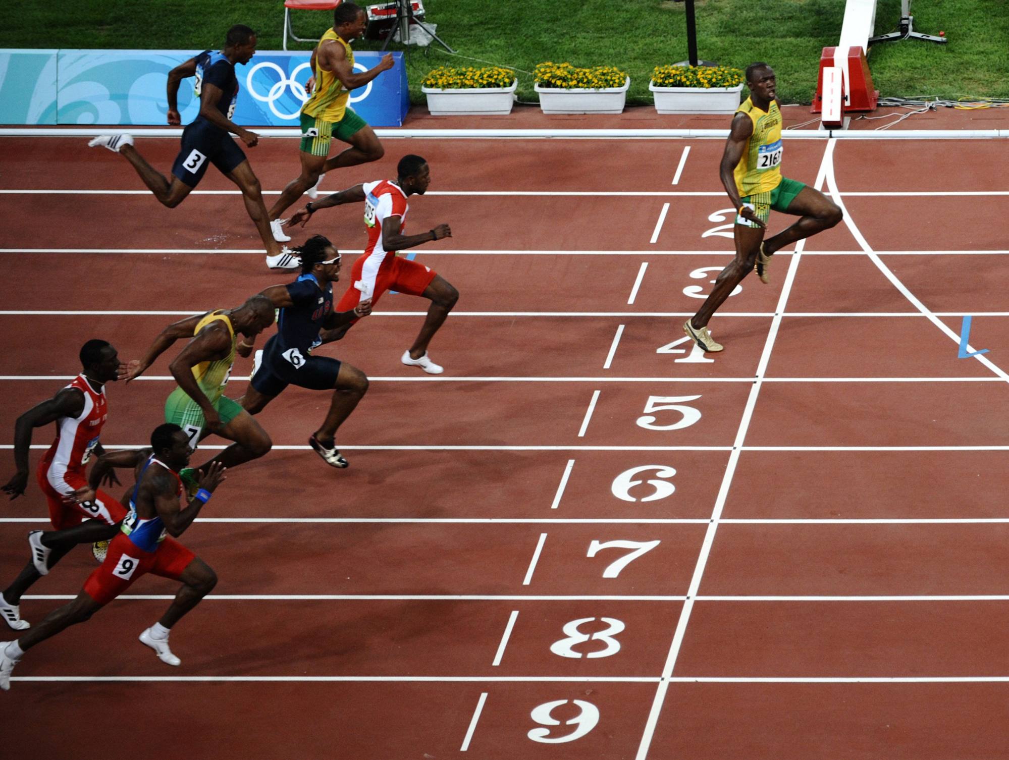 Время бега 100 метров. Усейн болт Пекин 2008. Усейн болт эстафета. Usain Bolt record. Усейн болт финиш.