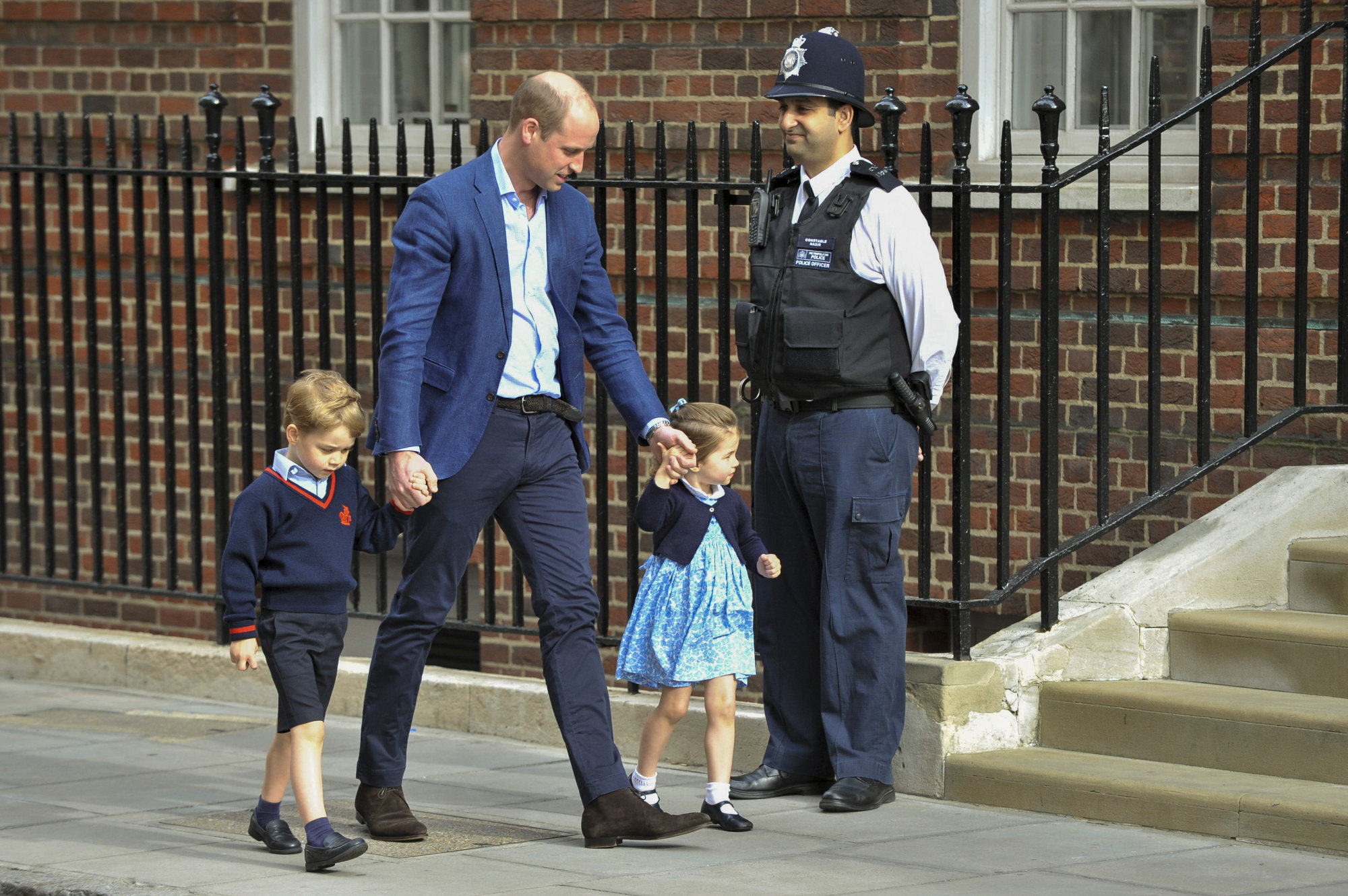 Prince William arrives with Prince George and Princess Charlotte to visit his wife, Kate Middleton, after she gave birth to her third child in 2018. Photo: Xinhua