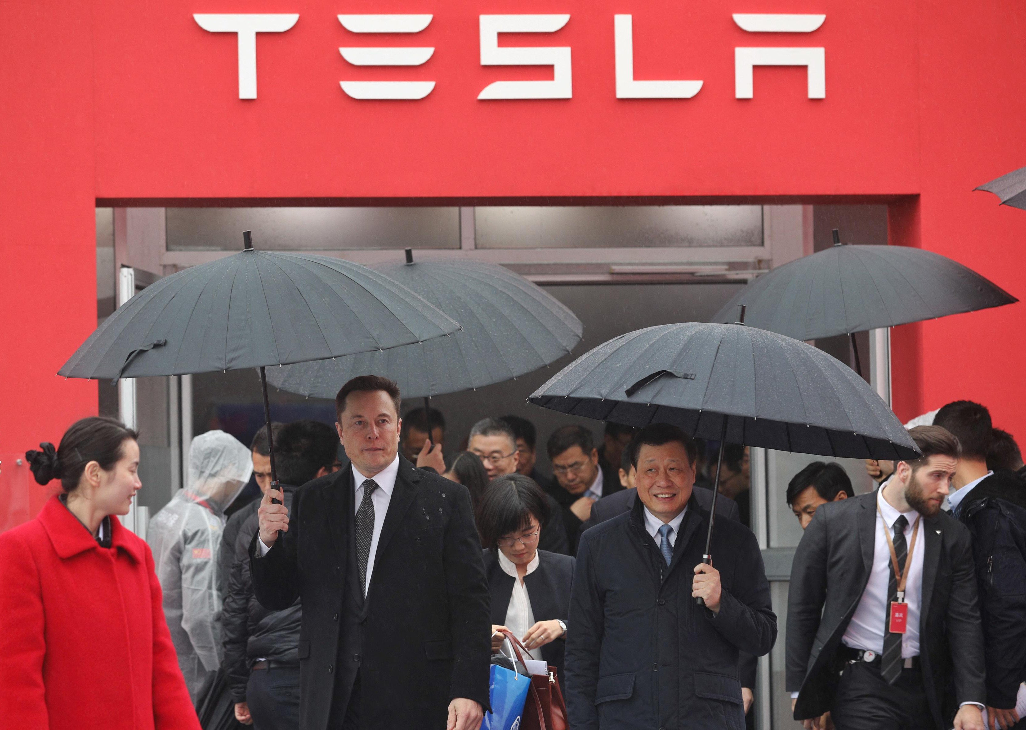 Tesla CEO Elon Musk (left) walks with Shanghai Mayor Ying Yong during the ground-breaking ceremony for a Tesla factory in Shanghai on January 7, 2019. Photo: AFP