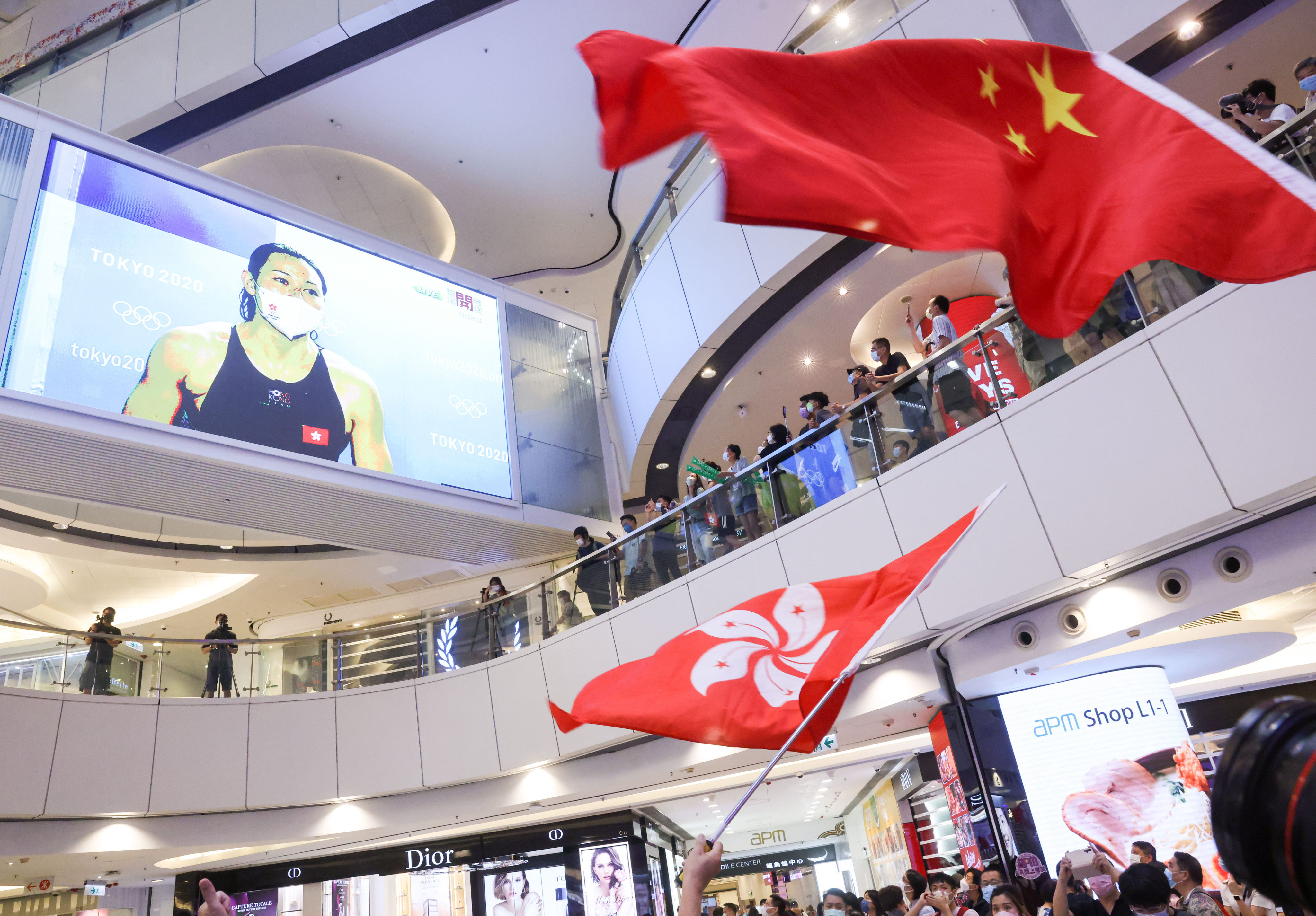 People watching a live broadcast of the Olympic women’s 100m freestyle final at APM mall in Kwun Tong on July 30, when Hong Kong swimmer Siobhan Haughey won a silver medal. Photo: K.Y. Cheng 