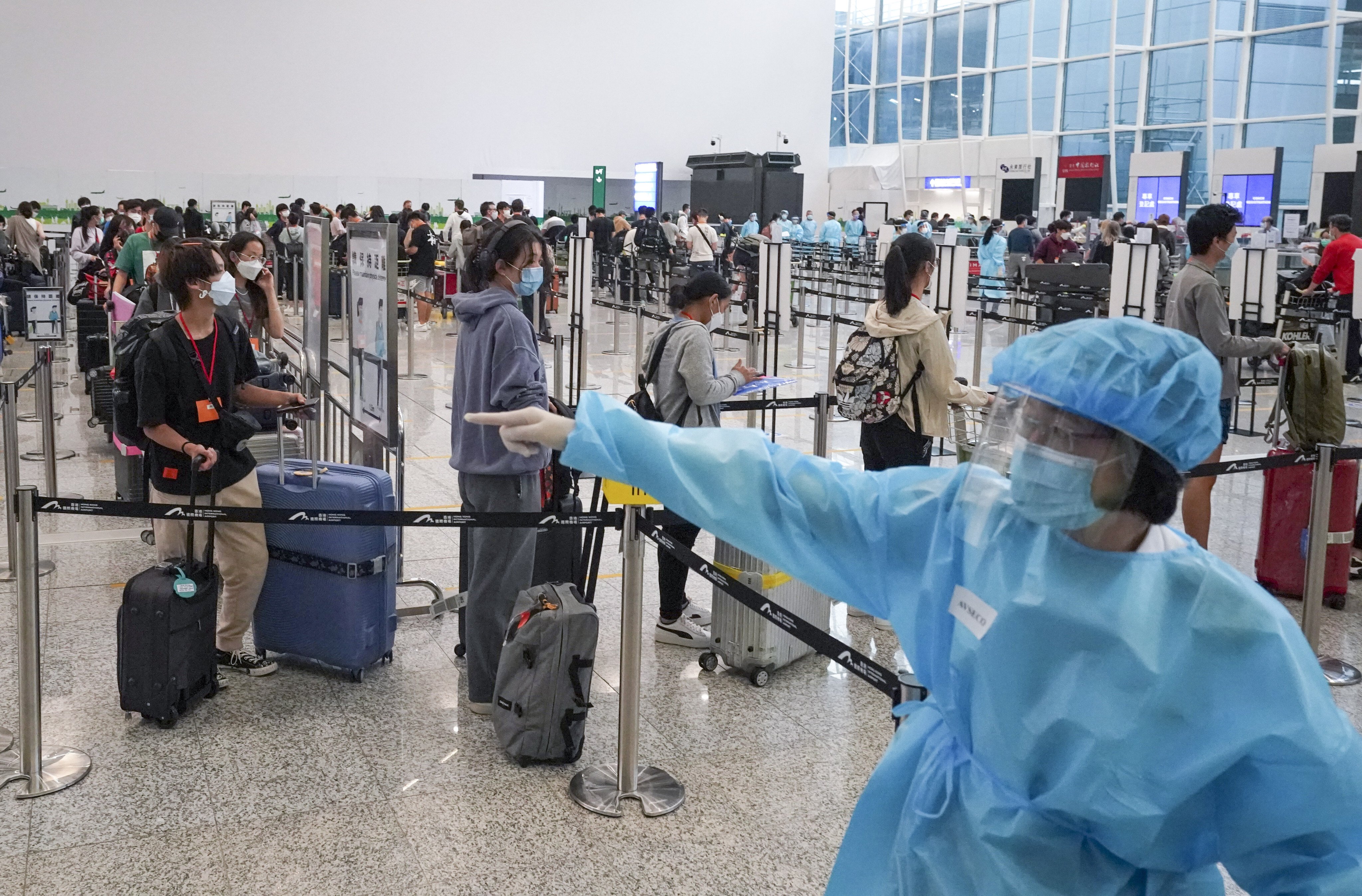 Passengers arrive at the Hong Kong International Airport to be transported to designated quarantine hotels. Photo: Felix Wong