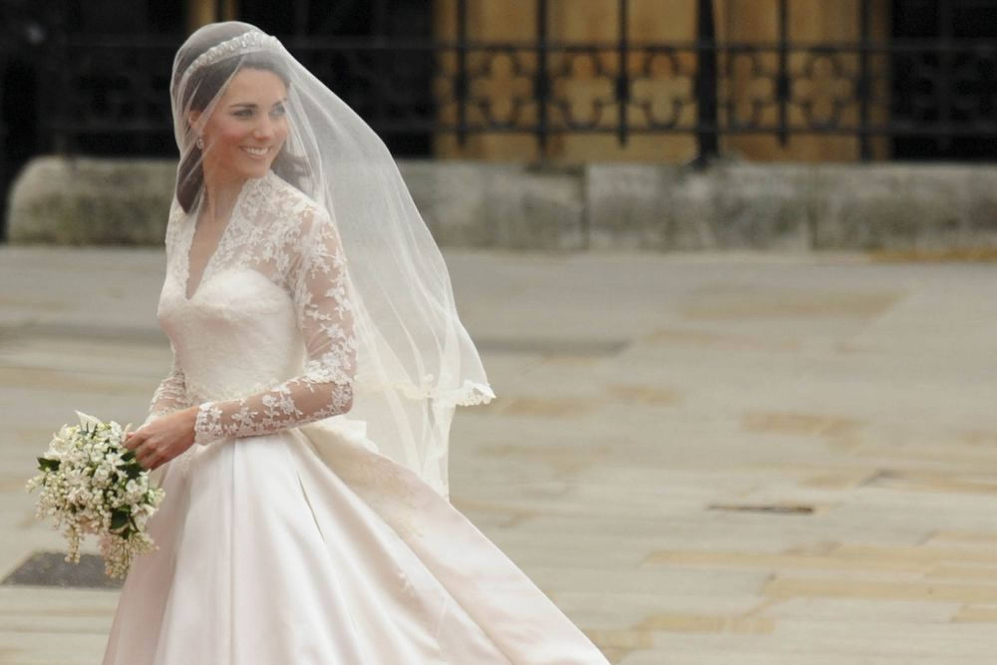 How Princess Eugenie's Wedding Dress Compares to Kate Middleton and Meghan  Markle's