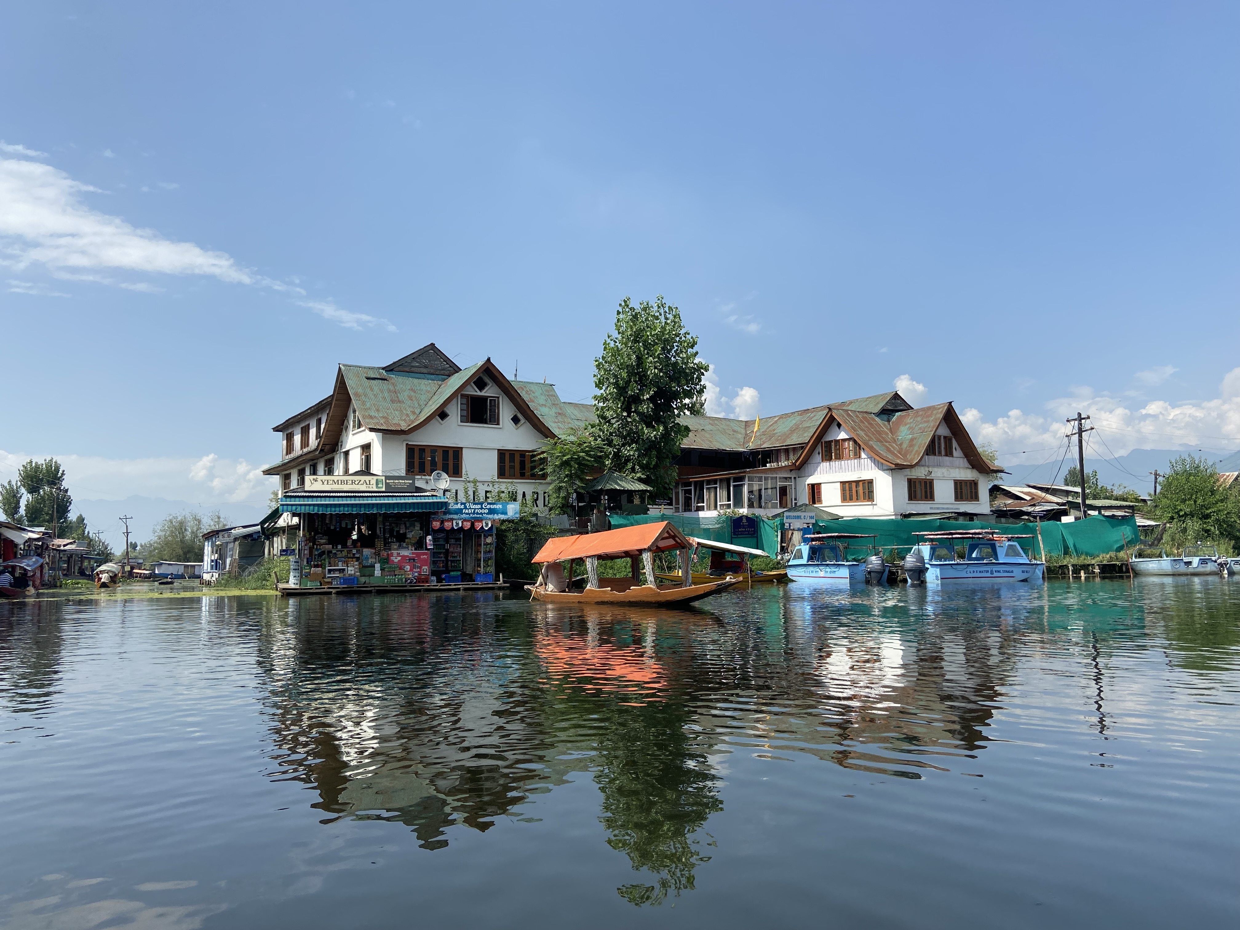 Srinagar houseboat hi-res stock photography and images - Page 7 - Alamy