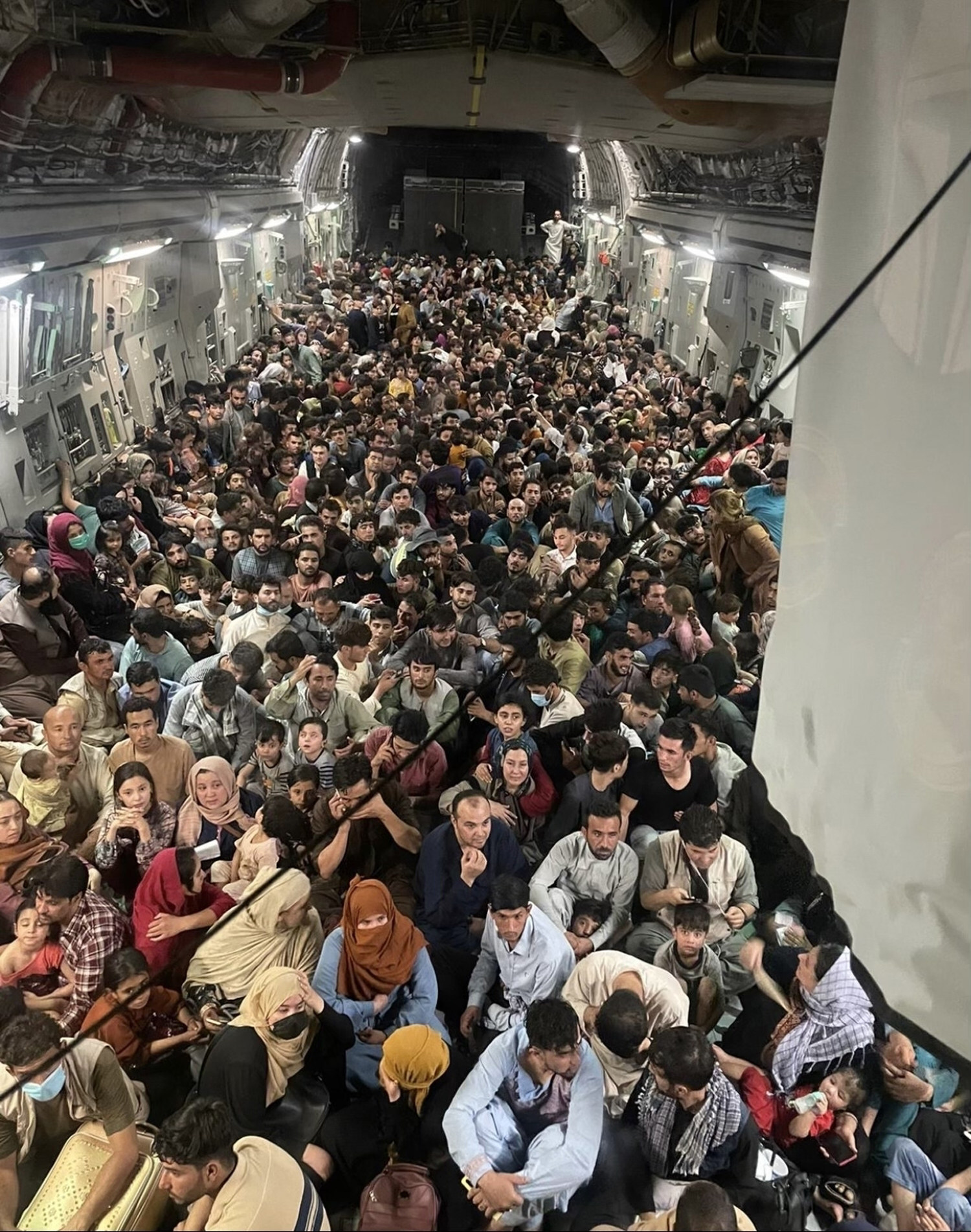 Hundreds of Afghan citizens are evacuated on an US Air Force C-17 Globemaster III airplane after the fall of Kabul. Photo:  DPA