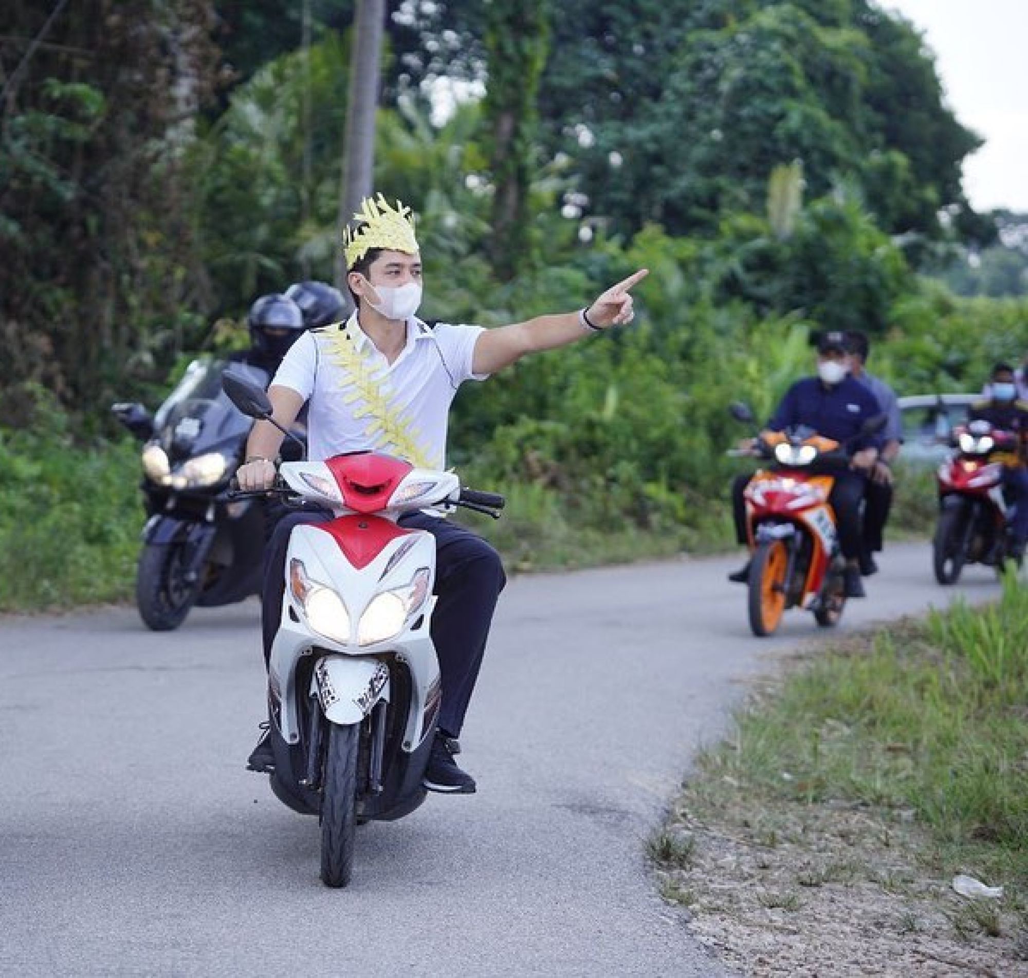 Tengku Hassanal Ibrahim Alam Shah goes mobile. Photo: @this.7/Instagram