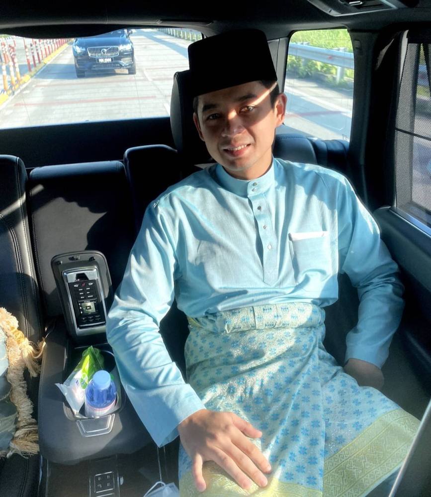 Tengku Hassanal Ibrahim Alam Shah chilling in the backseat. Photo: @this.7/Instagram