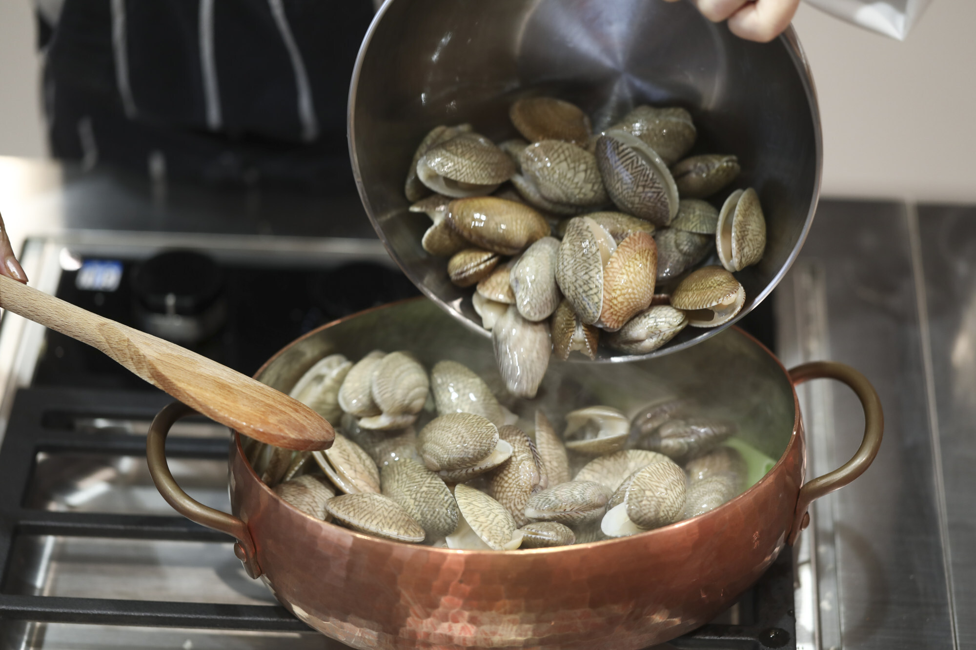How to make sakesteamed clams with butter, leeks, seaweed and udon