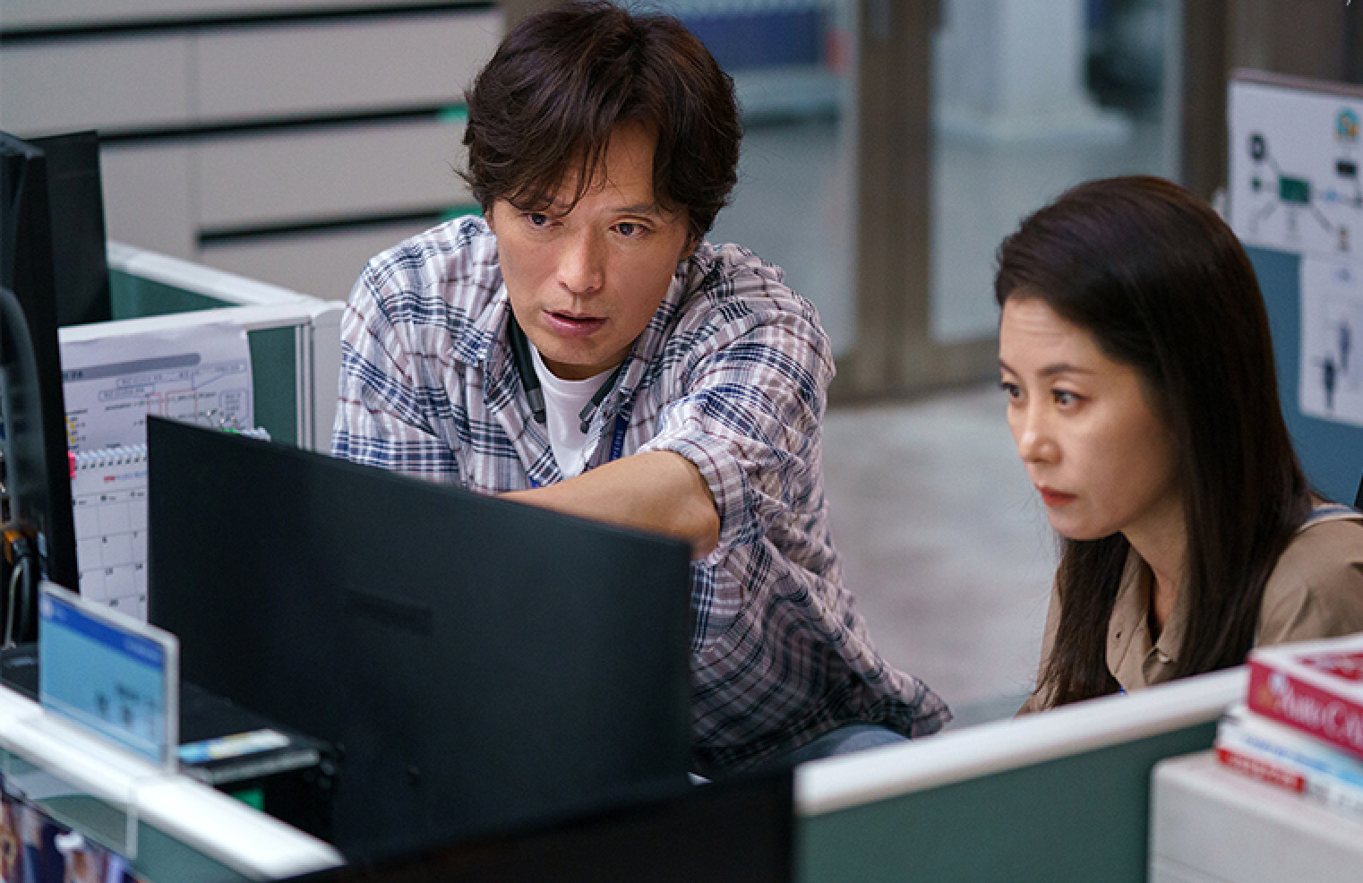 Jung (left) and Moon So-ri in a scene from On the Verge of Insanity.