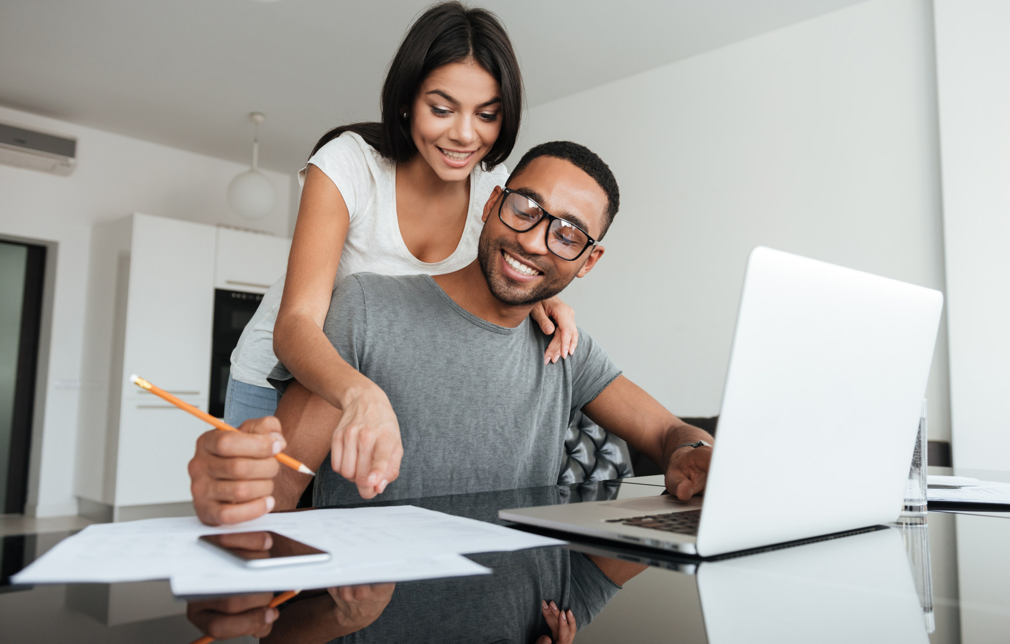 To avoid misunderstandings, couples should have a joint account for joint expenses. Photo: Shutterstock