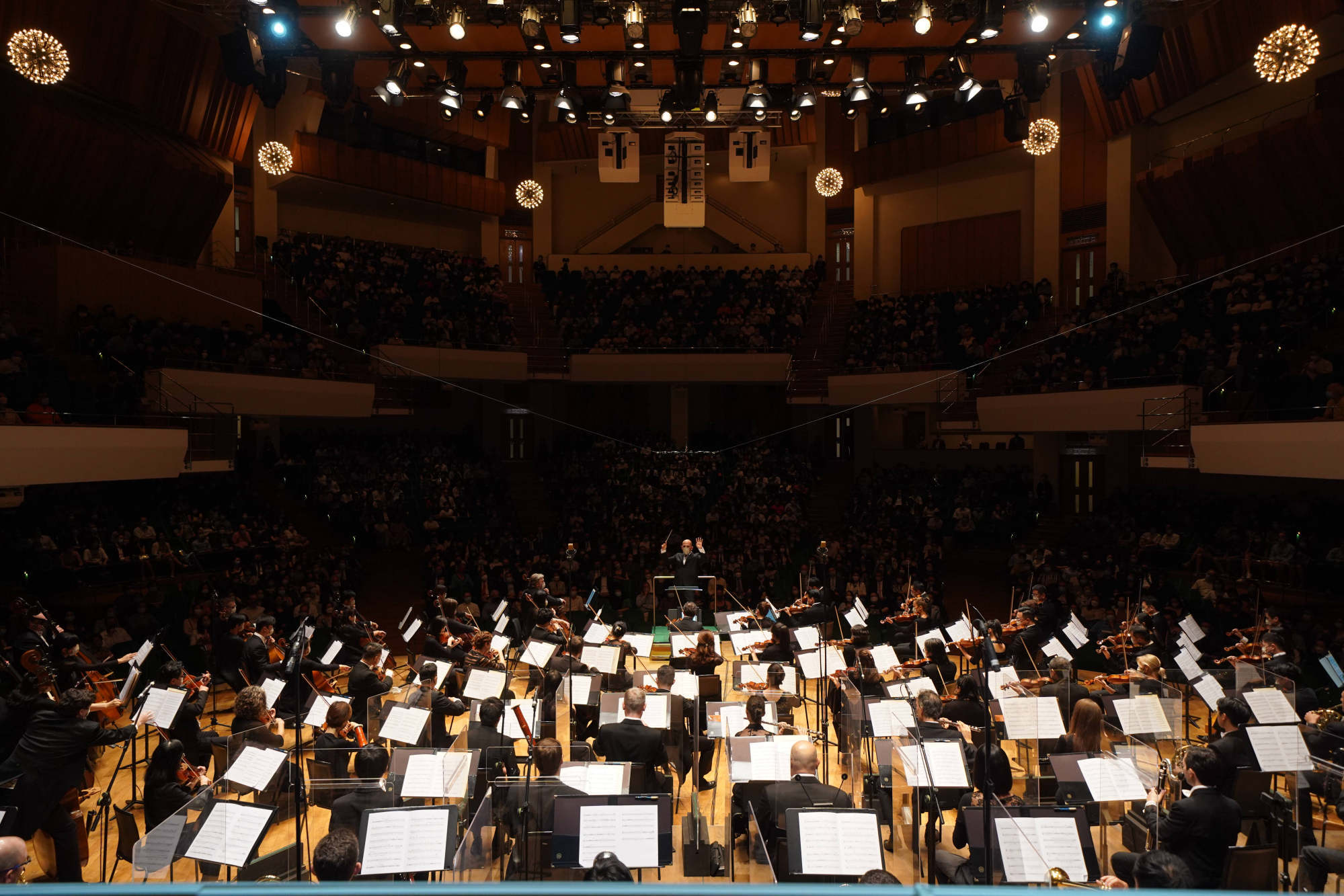 Jaap van Zweden conducts the Hong Kong Philharmonic Orchestra in its season-opening concert in the Hong Kong Cultural Centre Concert Hall. Photo: Hong Kong Philharmonic Orchestra