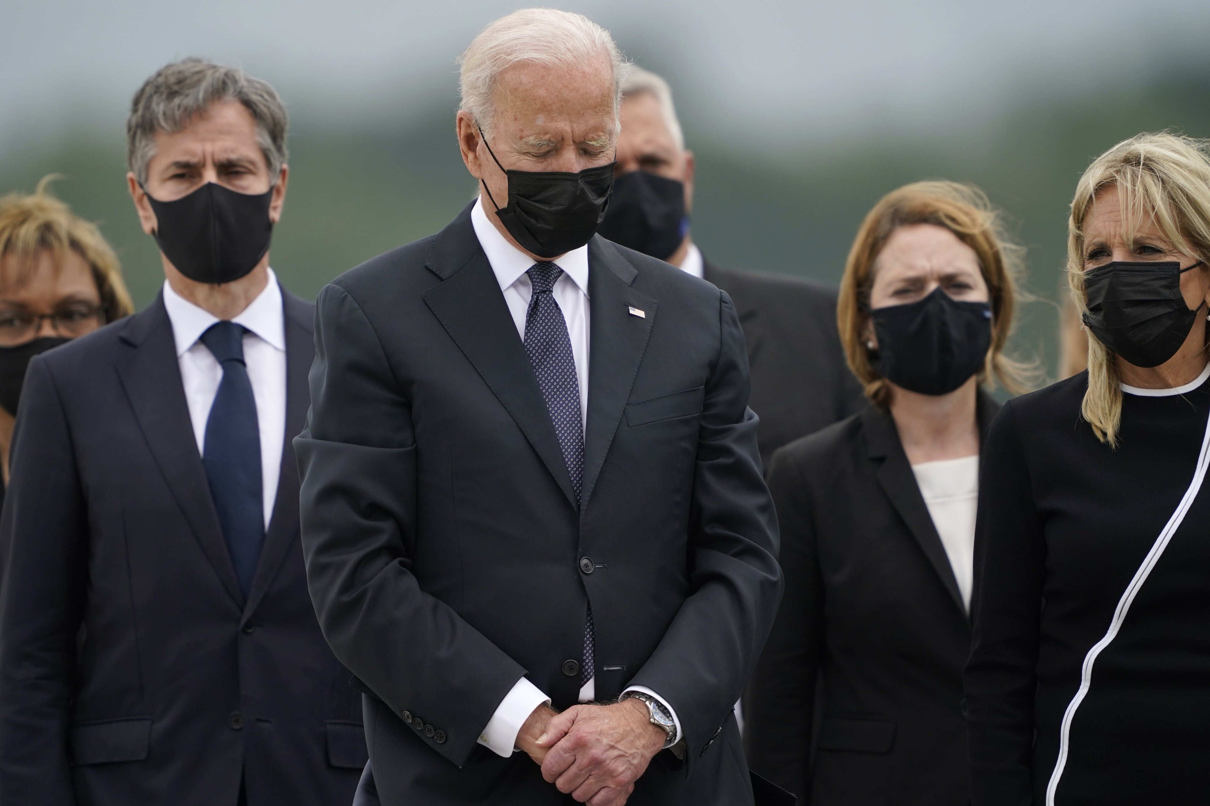 US President Joe Biden bows his head at Dover Air Force Base in Delaware, on August 29, during a casualty return of the 13 service members killed in the suicide bombing in Kabul, Afghanistan, on August 26. Photo: AP