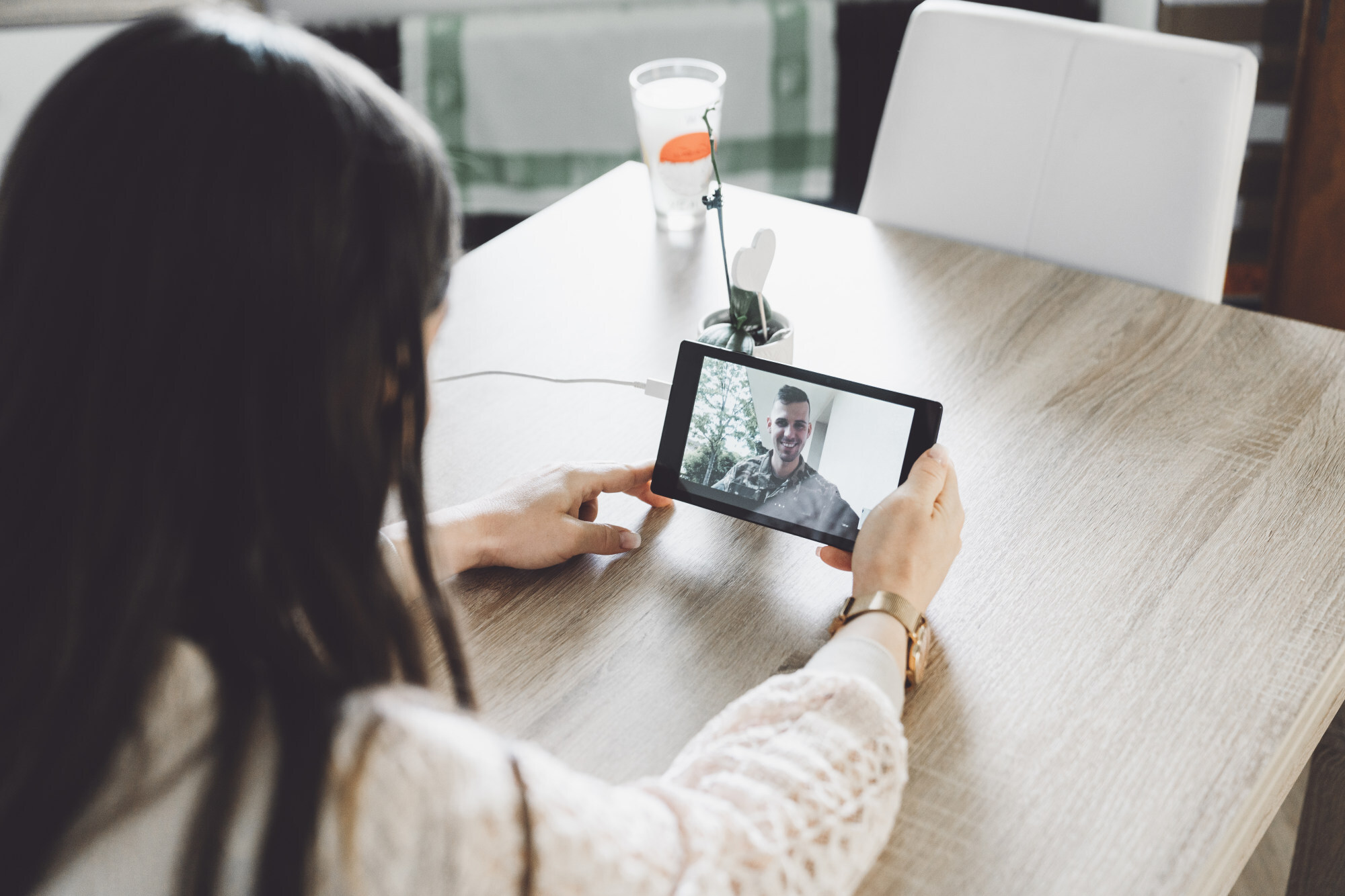 One therapist believes that the defining factor for success in long-distance marriages and relationships is the ability to communicate and feel an attachment even from a distance. Photo: Getty Images