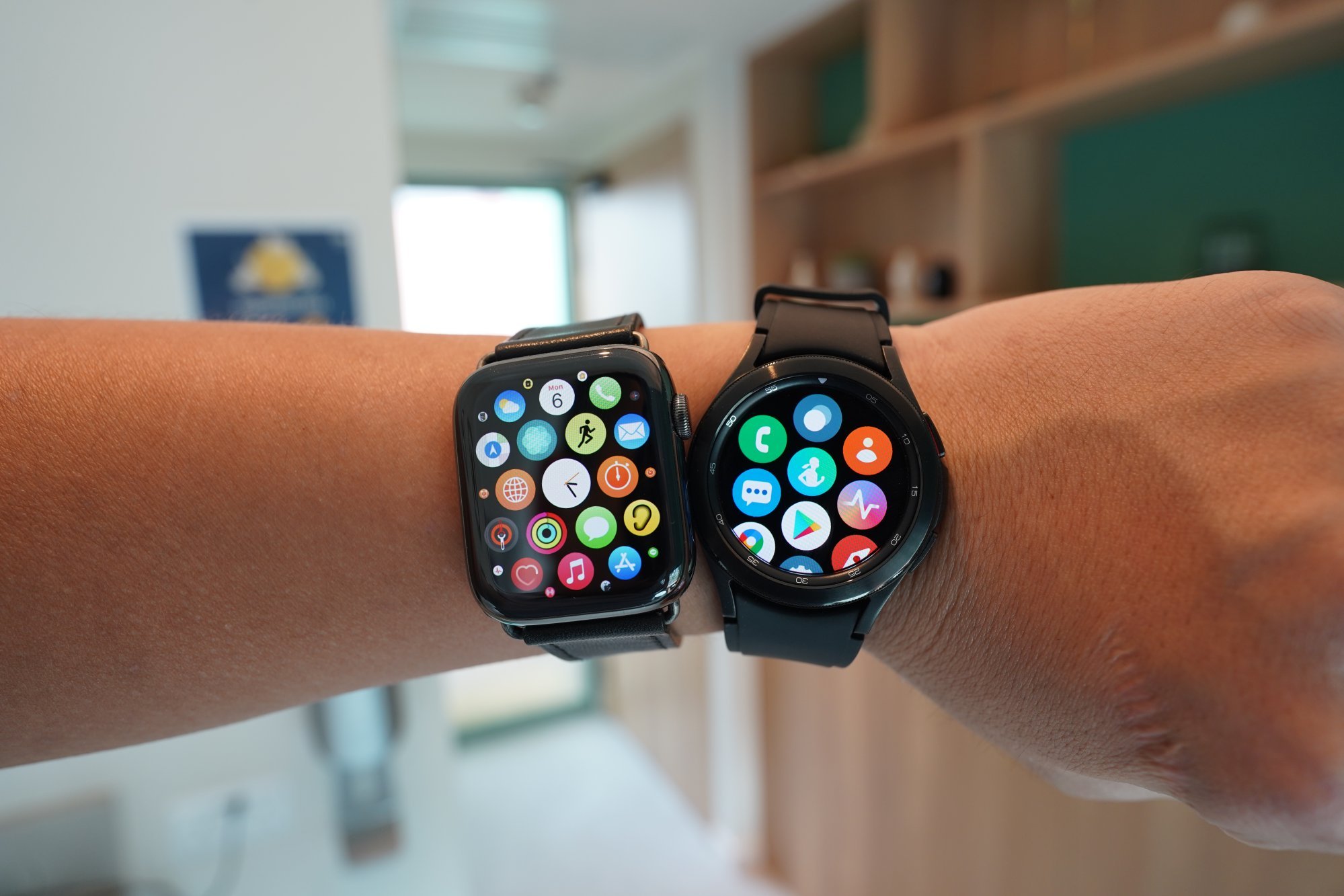 Onderscheid Enzovoorts Kloppen Smartwatch showdown: Apple Watch Series 6 vs Samsung Galaxy Watch 4 Classic  – is Wear OS a game-changer for the Samsung? | South China Morning Post