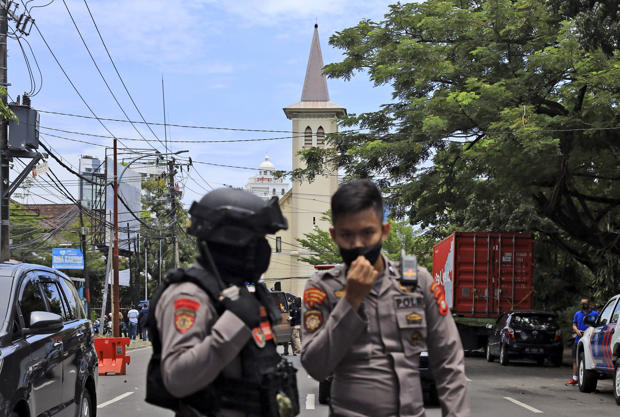 Police officers stand guard near a church where an explosion went off in Makassar, South Sulawesi, Indonesia on March 28, 2021. Photo: AP