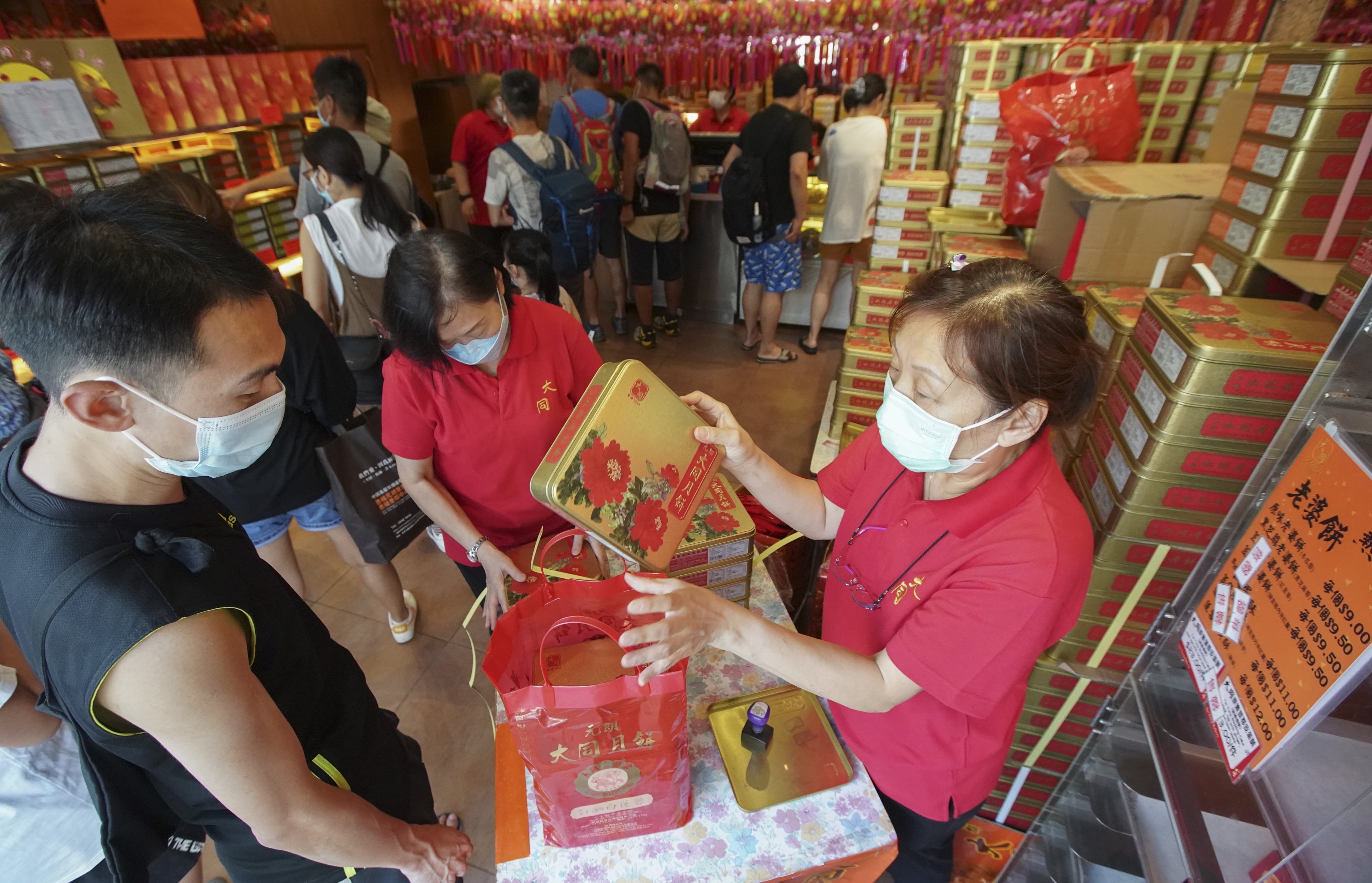 Mooncakes are a traditional part of the 3,000-year-old Mid-Autumn Festival. Do they really need updating? Photo: Felix Wong