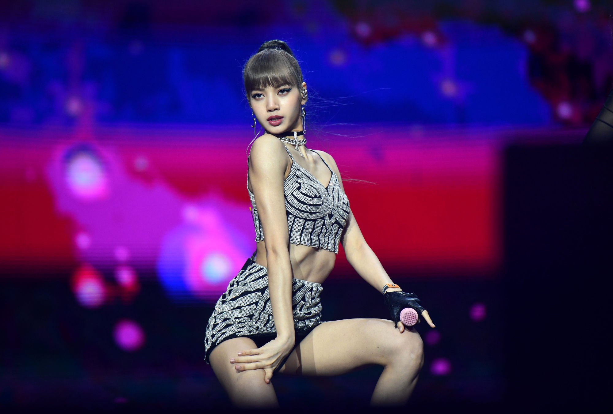 15 Funniest Memes Of BLACKPINK Lisa's Long Legs On Male Idols