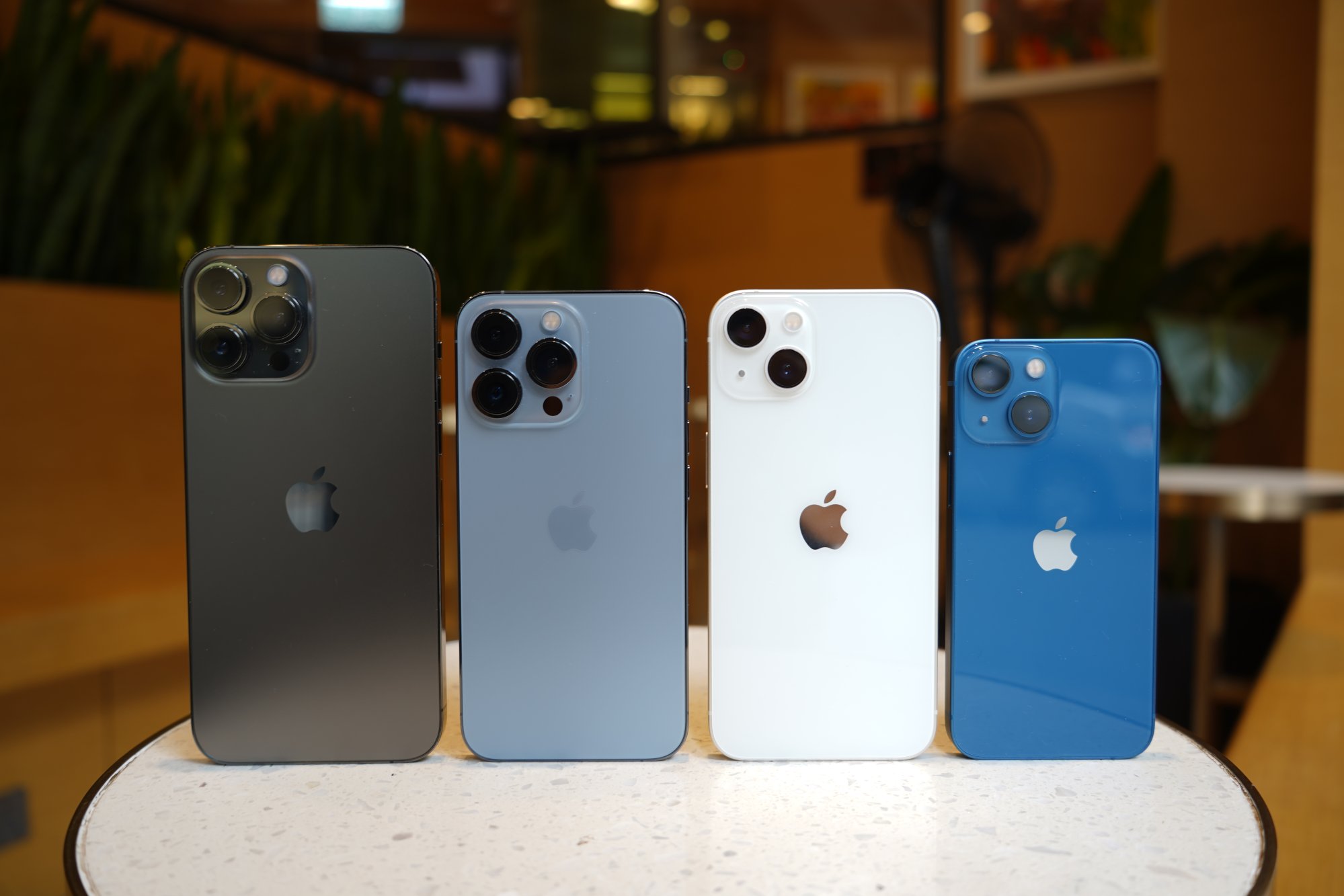 The two iPhone Pros (left) have an extra zoom camera. Photo: Ben Sin